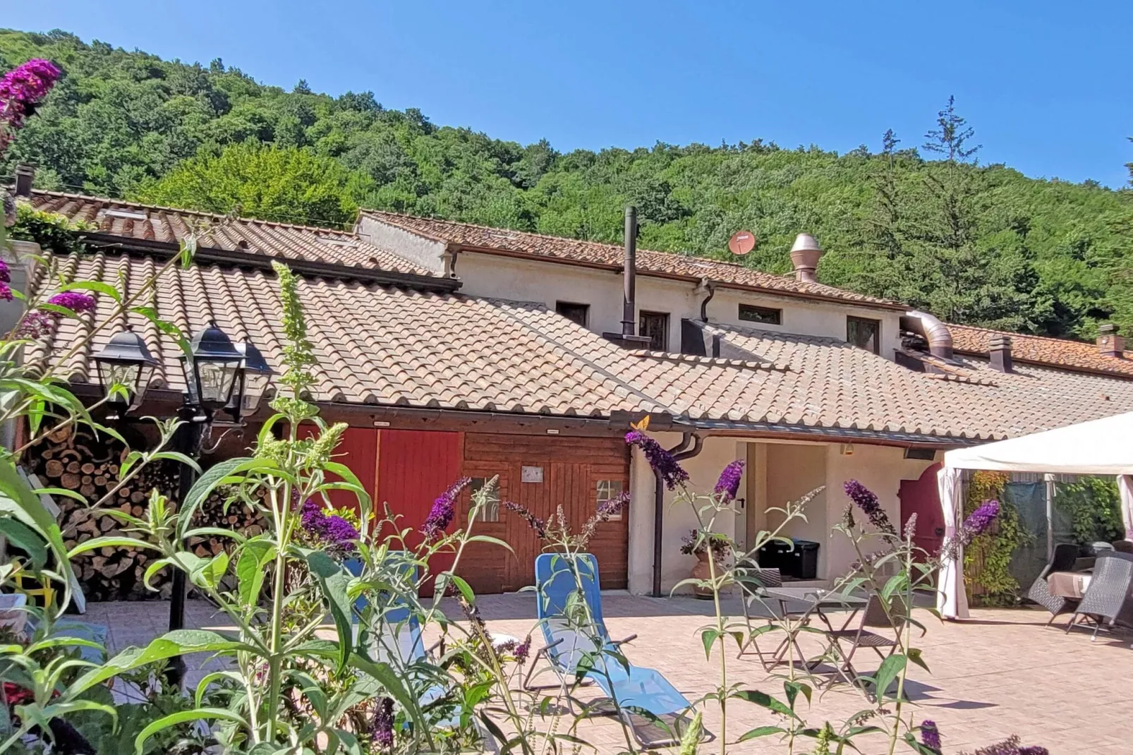 Insieme in Panche-Exterior summer