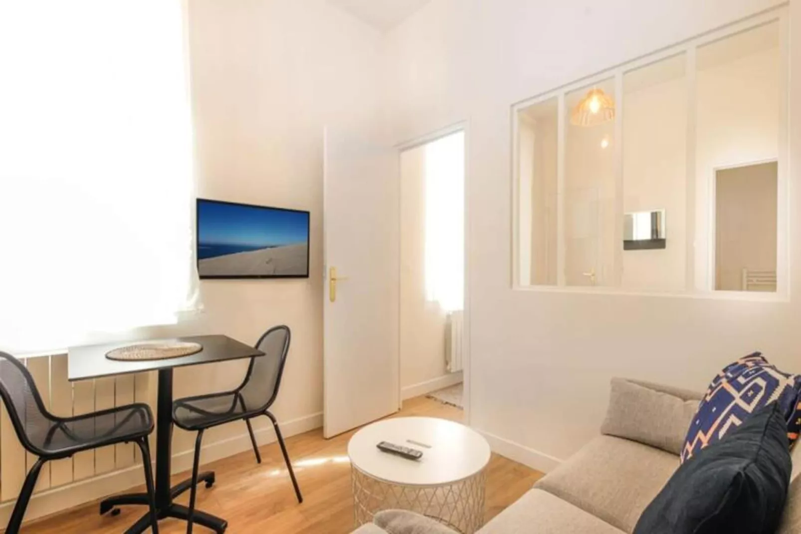 Bel Appartement Parfaitement R&eacute;nov&eacute; Pour 2, Face &agrave; La Gare Saint-jean