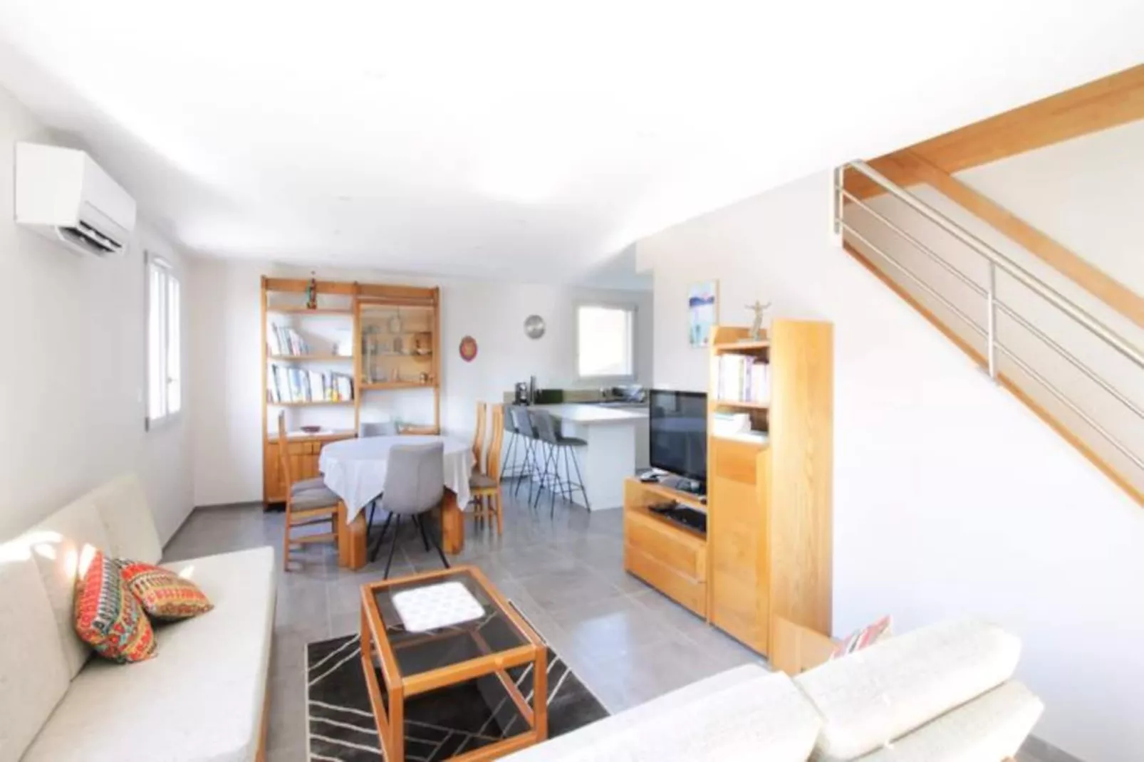 Jolie Maison Neuve Entre Villes Et Lacs