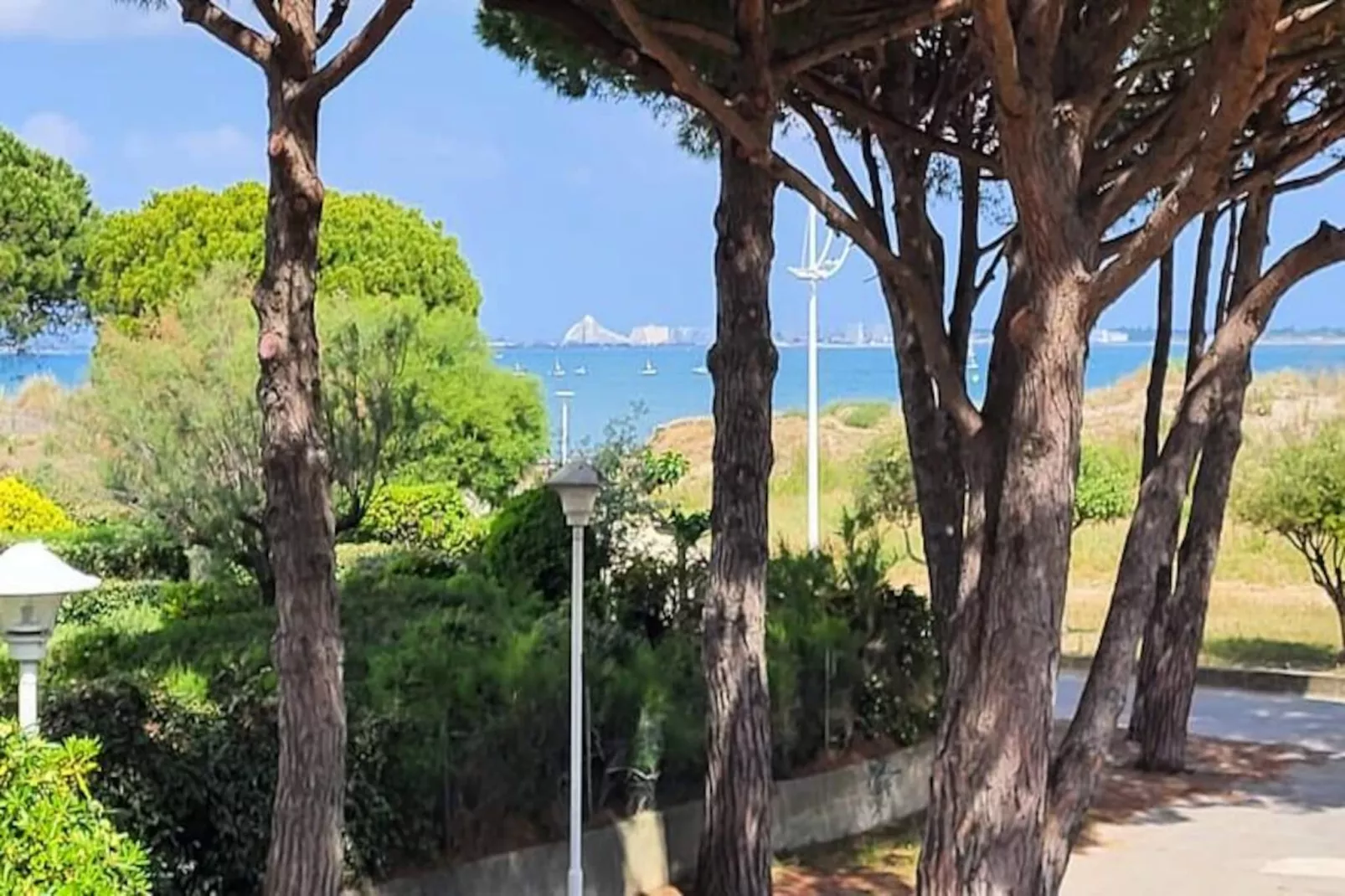 Résidence Une Escale En Bord De Plage Avec Piscine Et Jardins.-Image-tags.