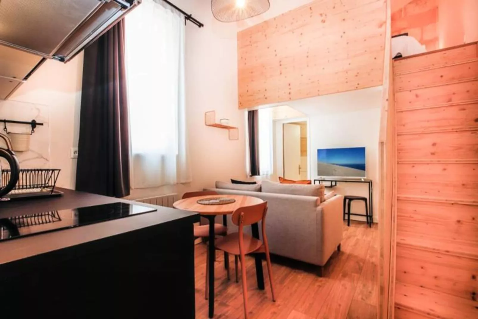 Duplex Confortable Dans La Belle Pierre Plac&eacute; Au Porte De La Gare St-jean-Salon
