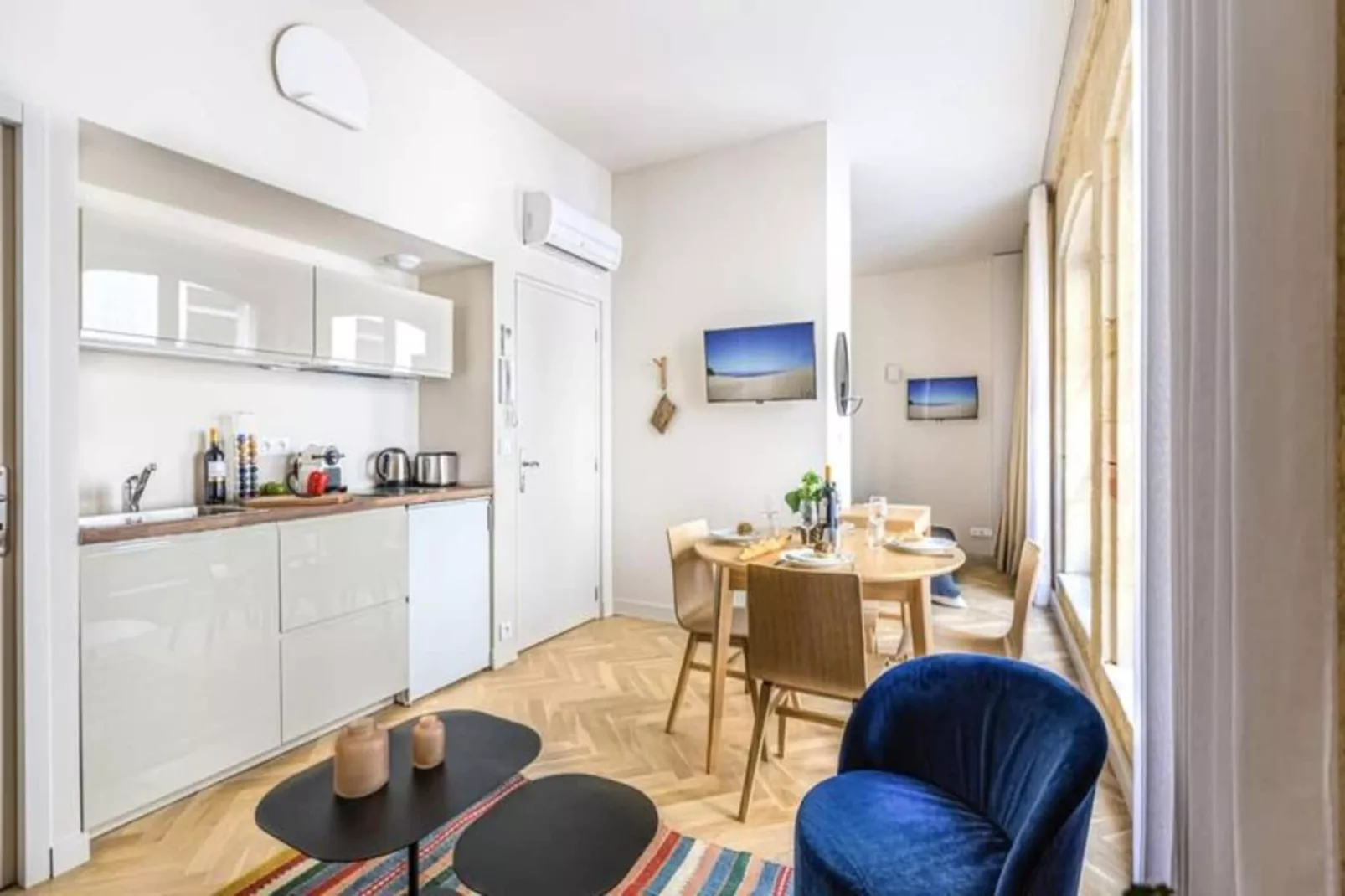 Superbe Appartement Typiquement Bordelais En Hypercentre Pour 4 Personnes-Living room