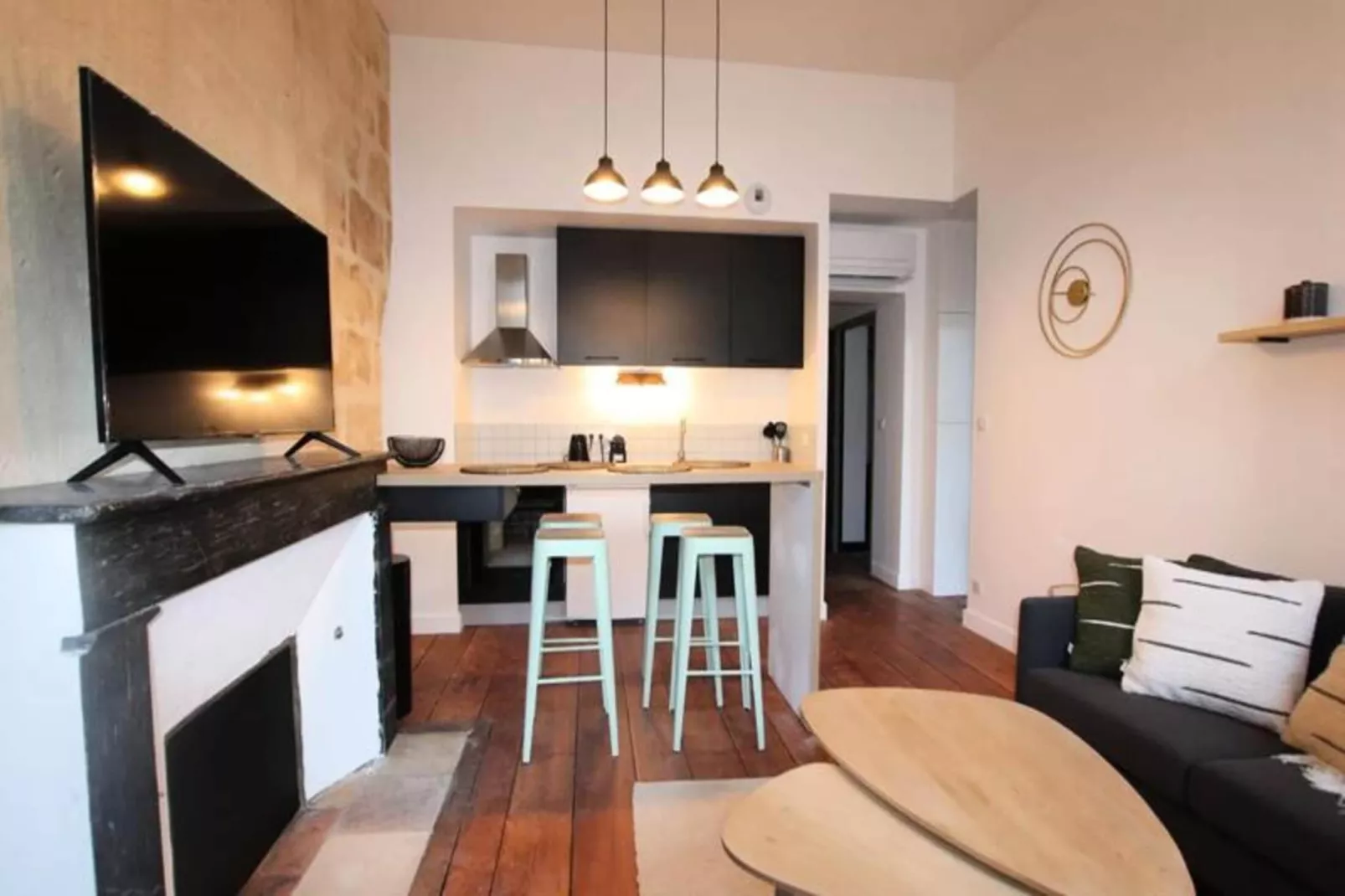 Charmant Et Rayonnant Appartement De 55 M&sup2; Situ&eacute; Dans Le Coeur De Bordeaux-Salon