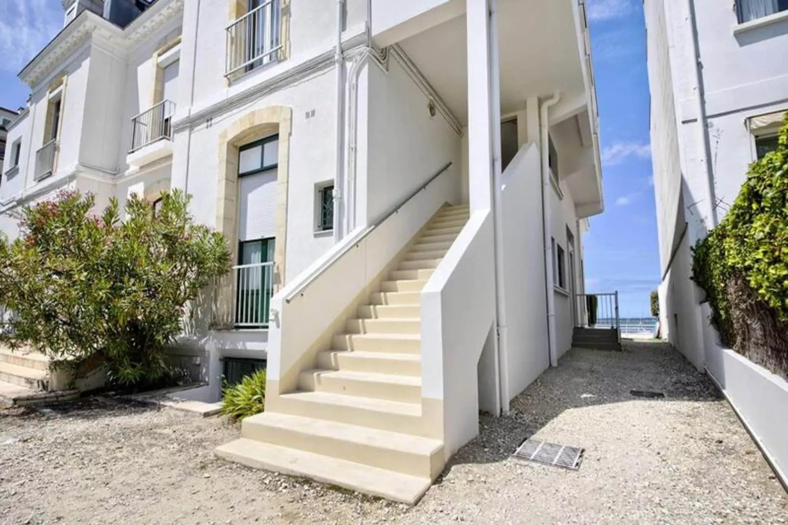 Résidence La Roseraie-Exterior in summer