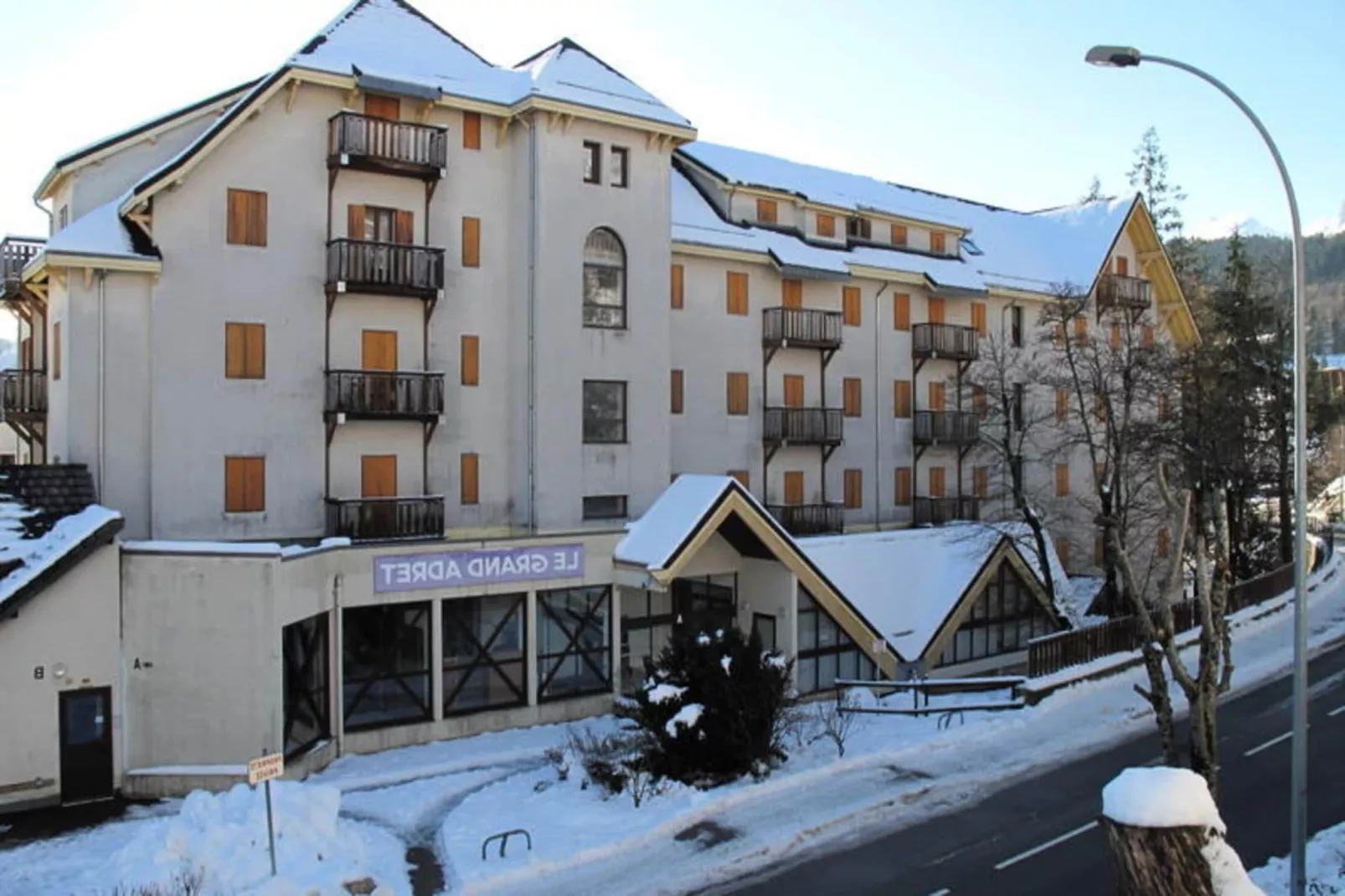 Résidence Le Grand Adret - Exterior in winter