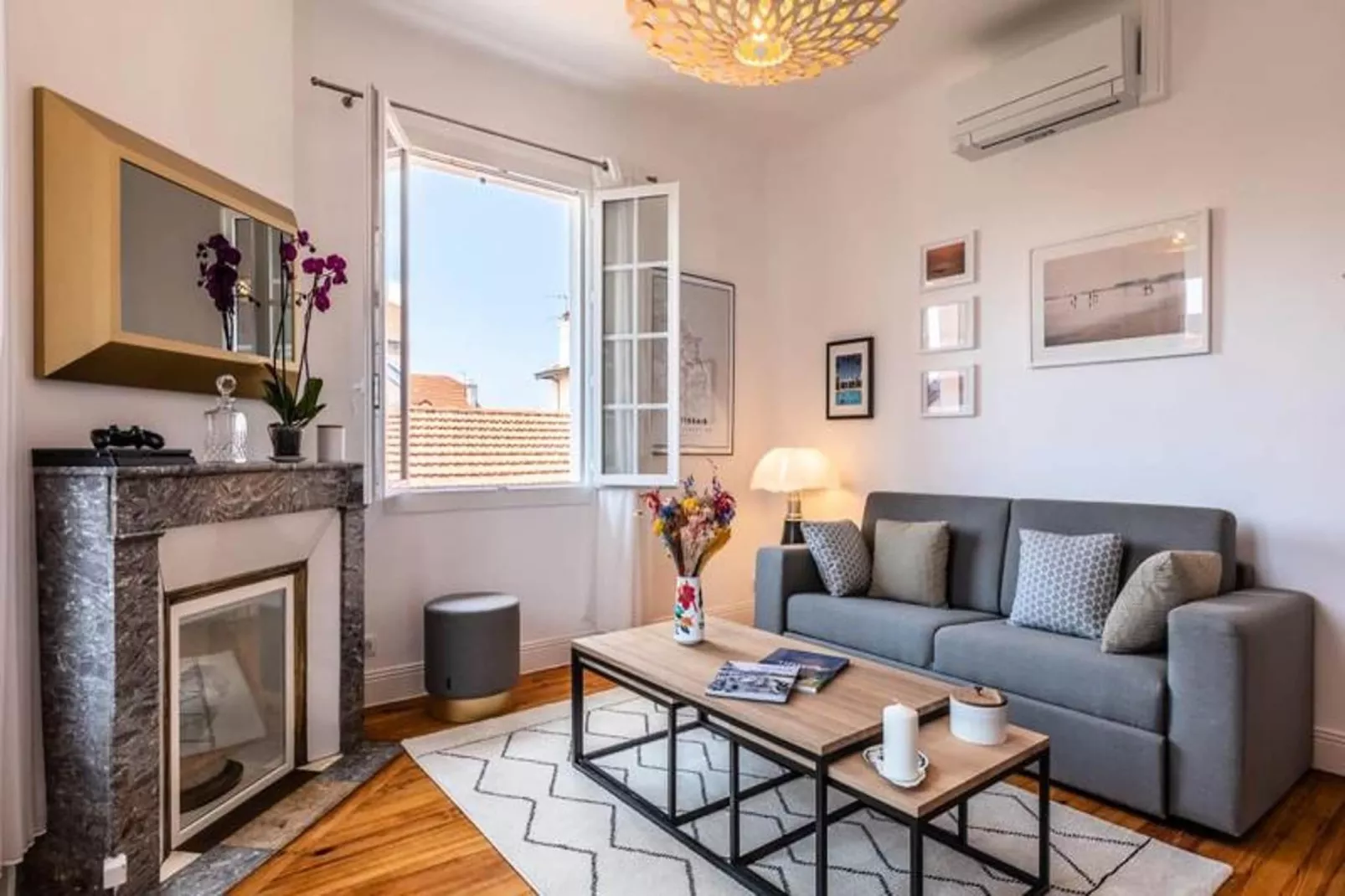 Superbe Appartement Plein De Charme Avec Balcon, 2ch, &agrave; 5min De La Plage-Living room