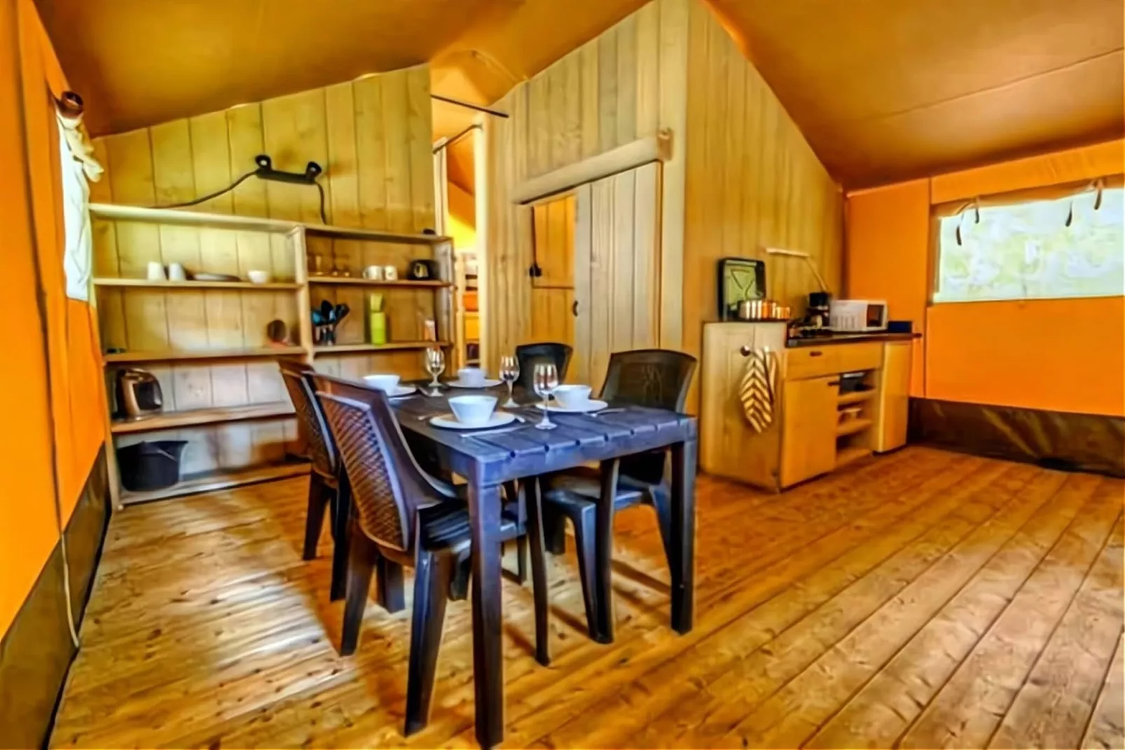 Luxe safaritent op Ameland-Kitchen