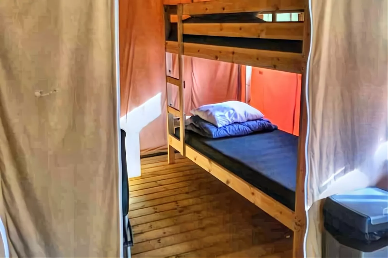 Luxe safaritent op Ameland-Bedroom
