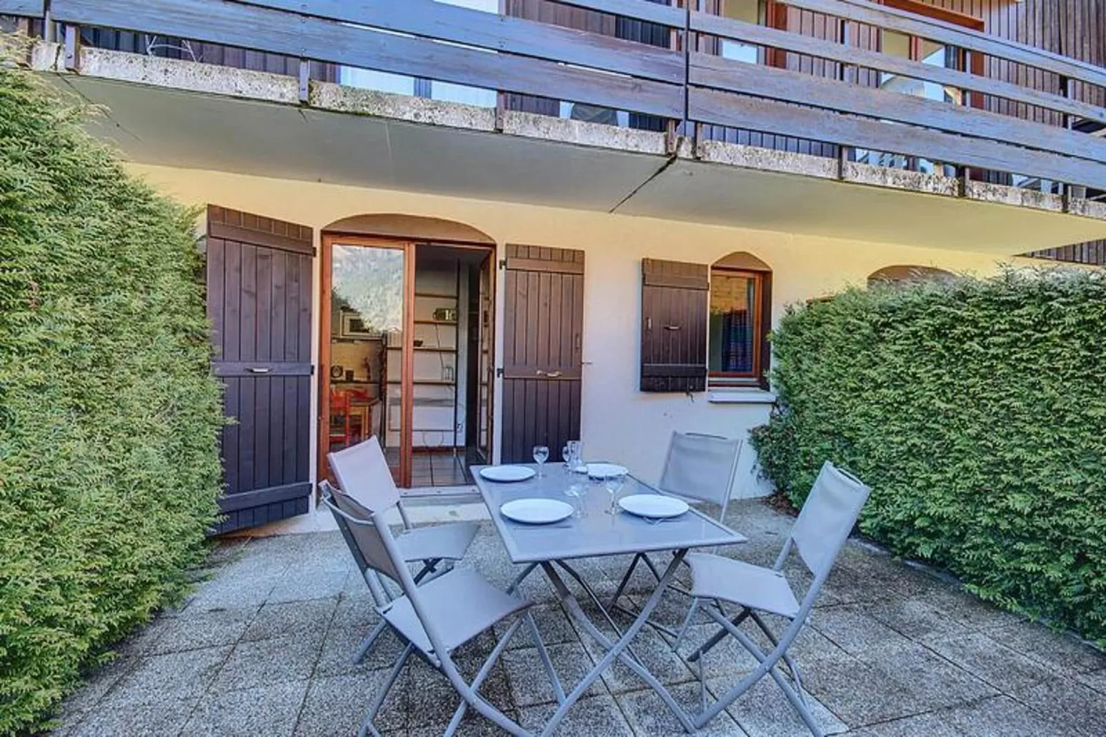 Appartements à Montriond-Gardens in summer