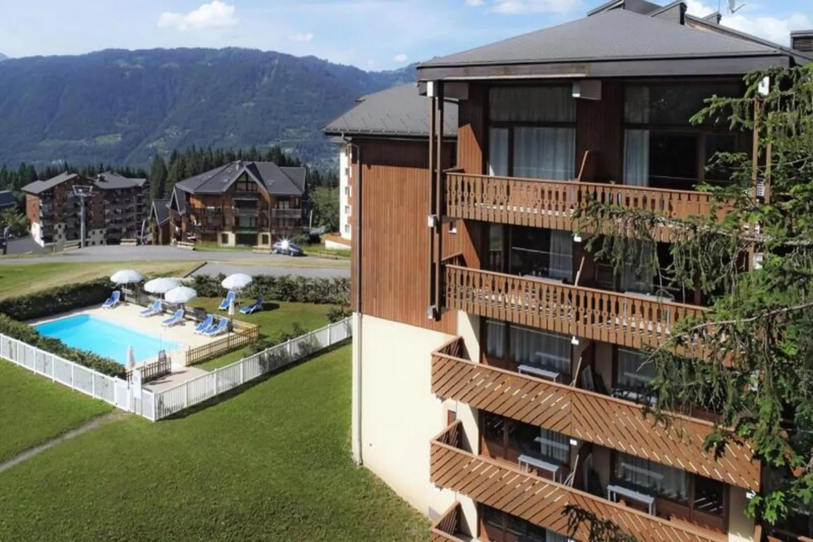 Résidence Odalys Le Buet**-Exterior in summer