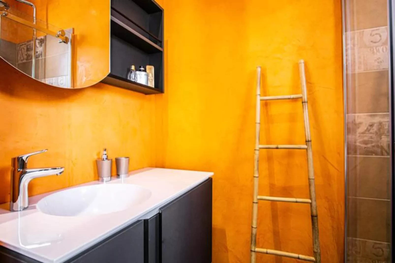 Maison Contemporaine - Grand Jardin Et Piscine Priv&eacute;e-Image-tags.