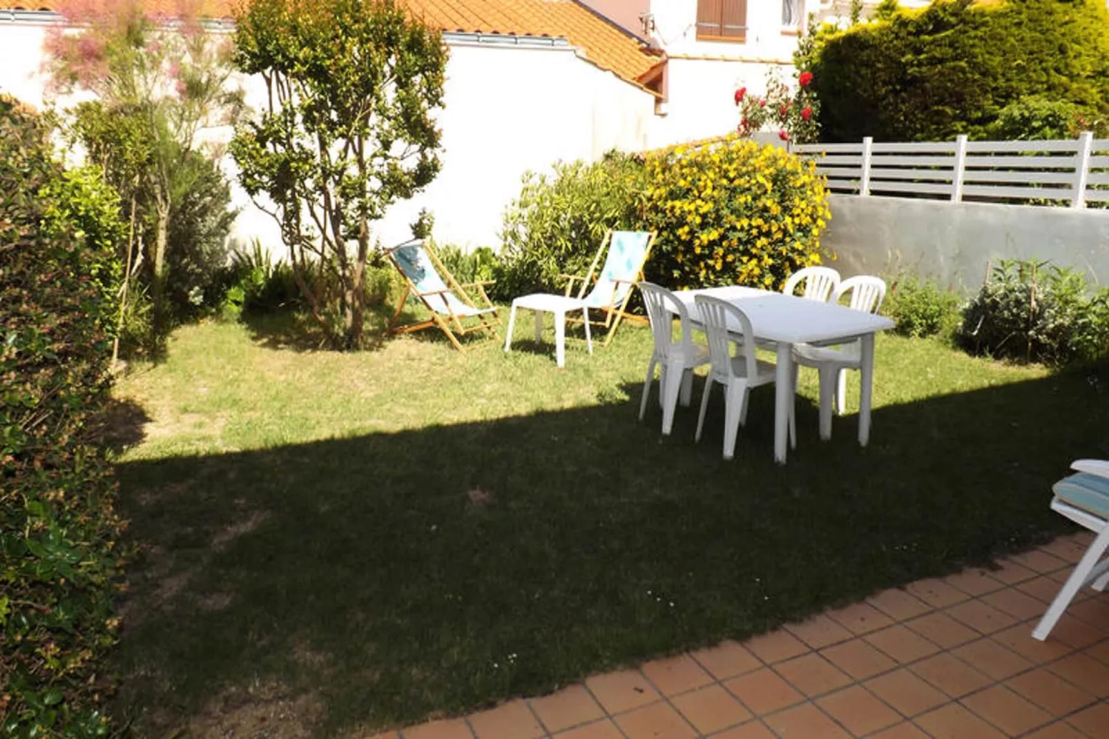 Maison à Saint-Gilles-Croix-de-Vie-Gardens in summer