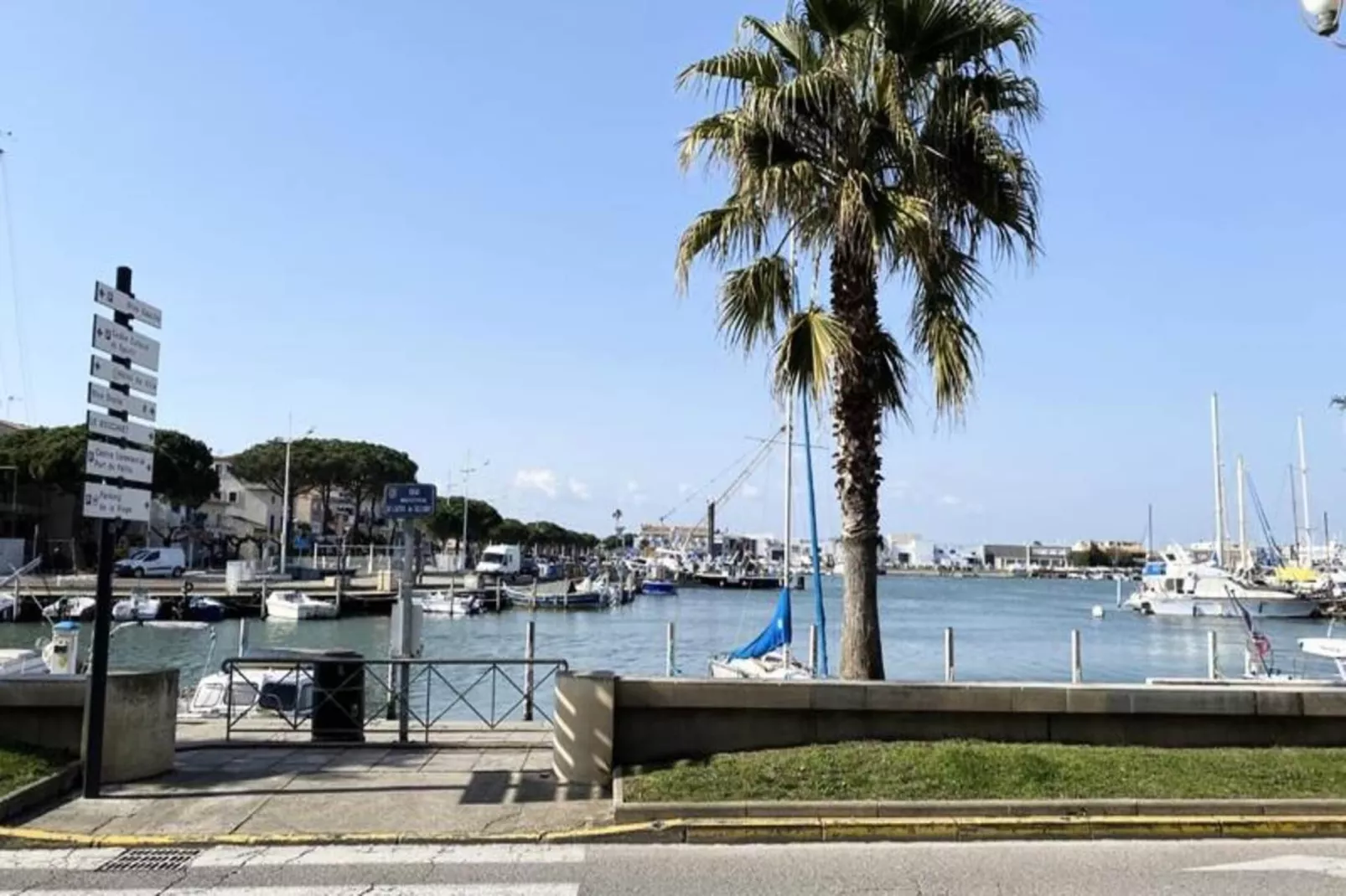 Résidence Quai Colbert-Areas within 1km in summer