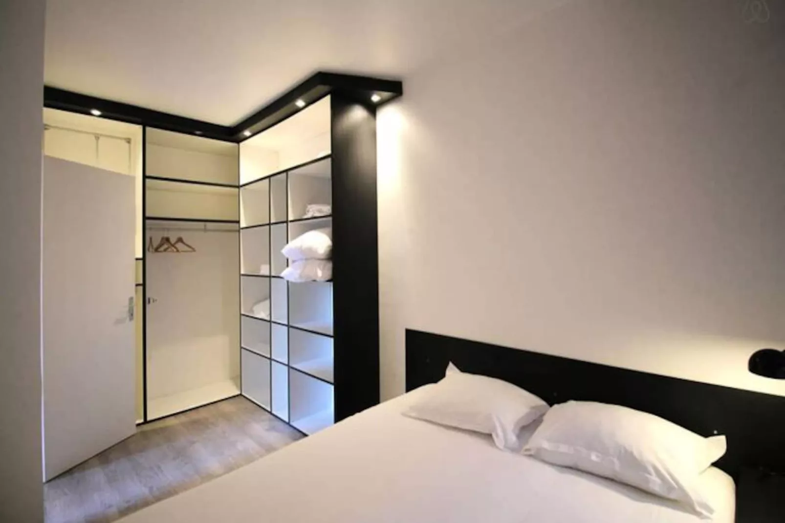 Magnifique Appartement De Charme Confortable Pour 6 Dans La Rue Ausone-Image-tags.