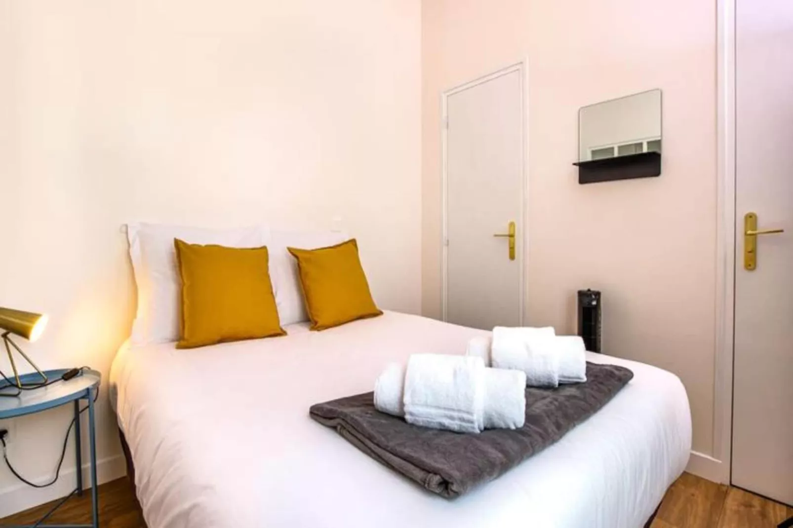 Bel Appartement Parfaitement R&eacute;nov&eacute; Pour 2, Face &agrave; La Gare Saint-jean-Schlafzimmer