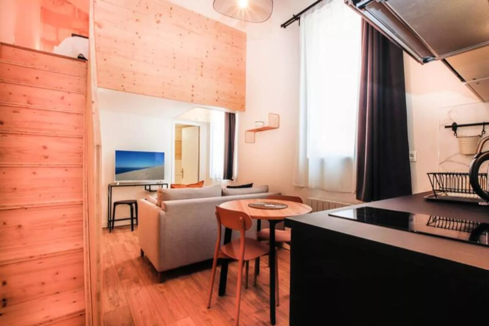 Duplex Confortable Dans La Belle Pierre Plac&eacute; Au Porte De La Gare St-jean-Salon