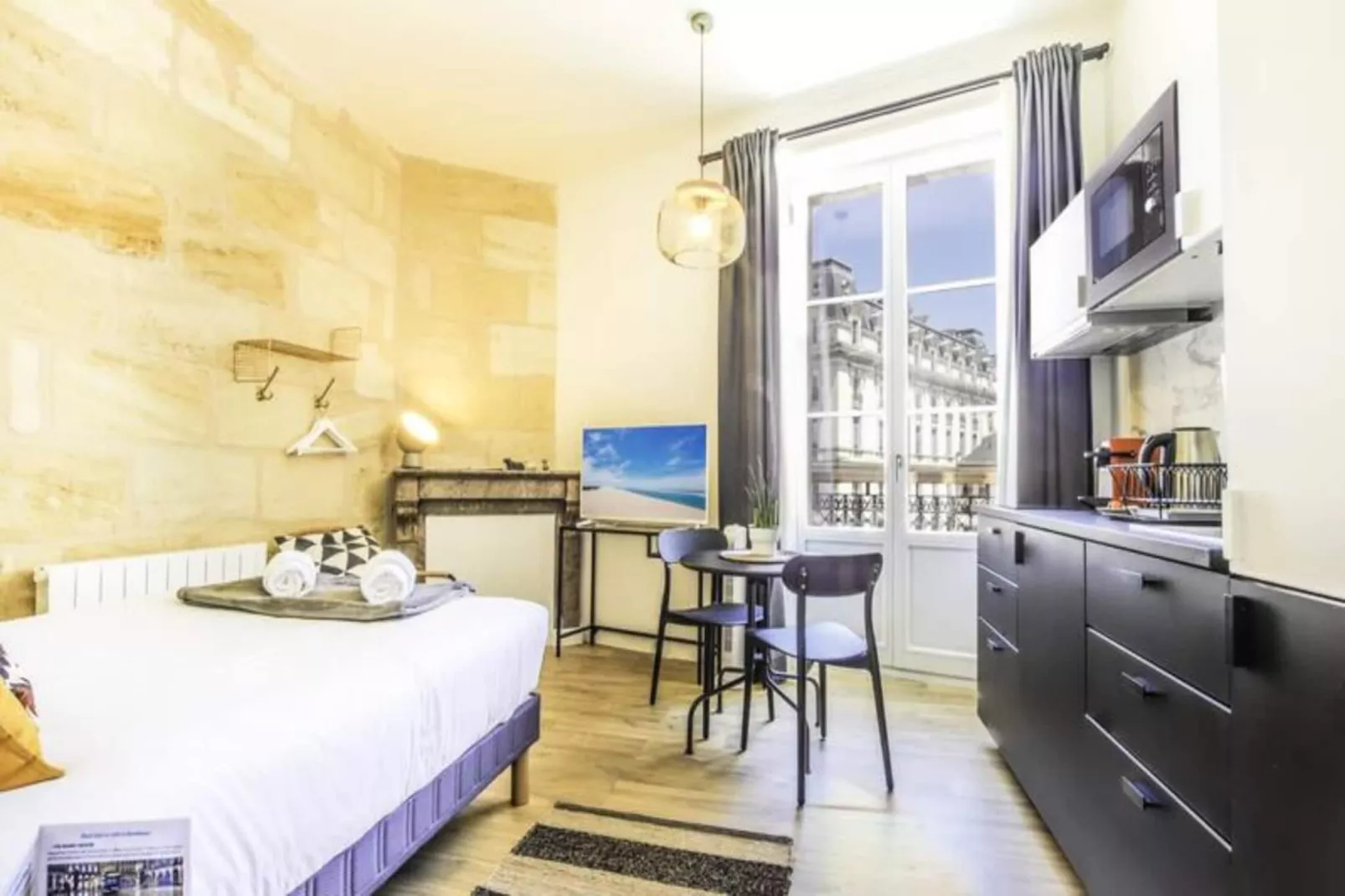 Charmant Appartement Pour 2 Personnes Joliment D&eacute;cor&eacute; Vers La Gare St-jean-Esszimmer