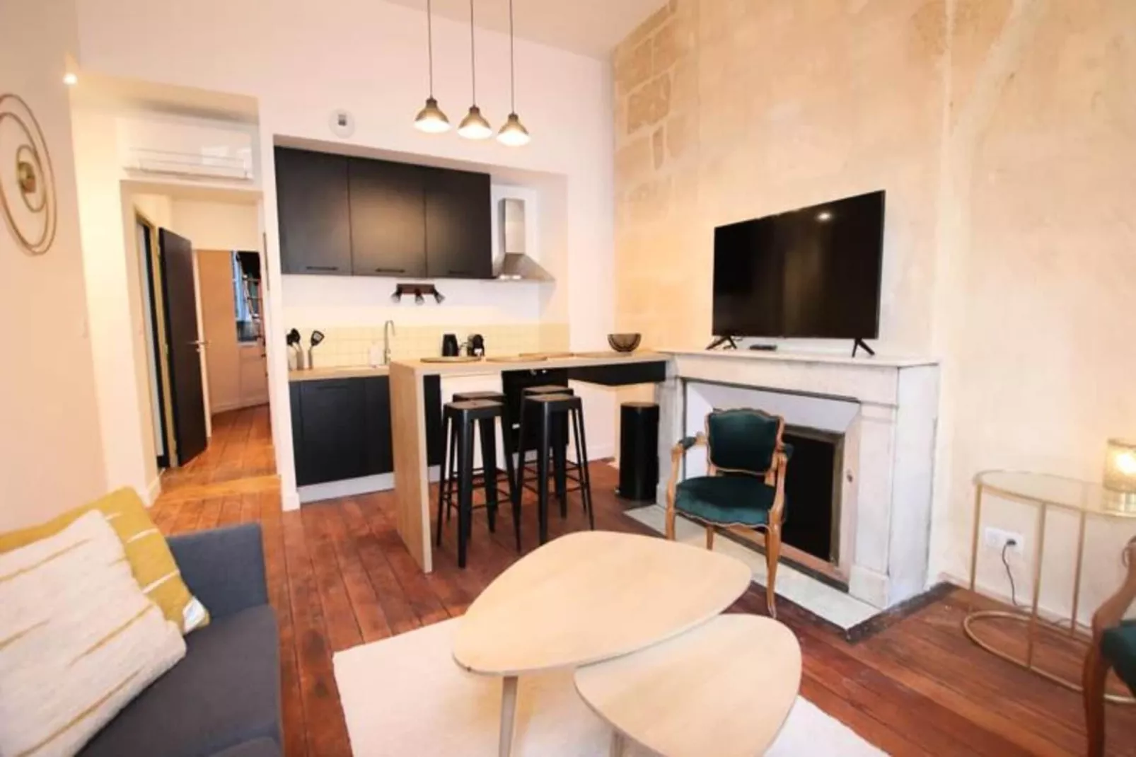 Charmant Et Rayonnant Appartement De 55 M&sup2; Situ&eacute; Dans Le Coeur De Bordeaux-Salon
