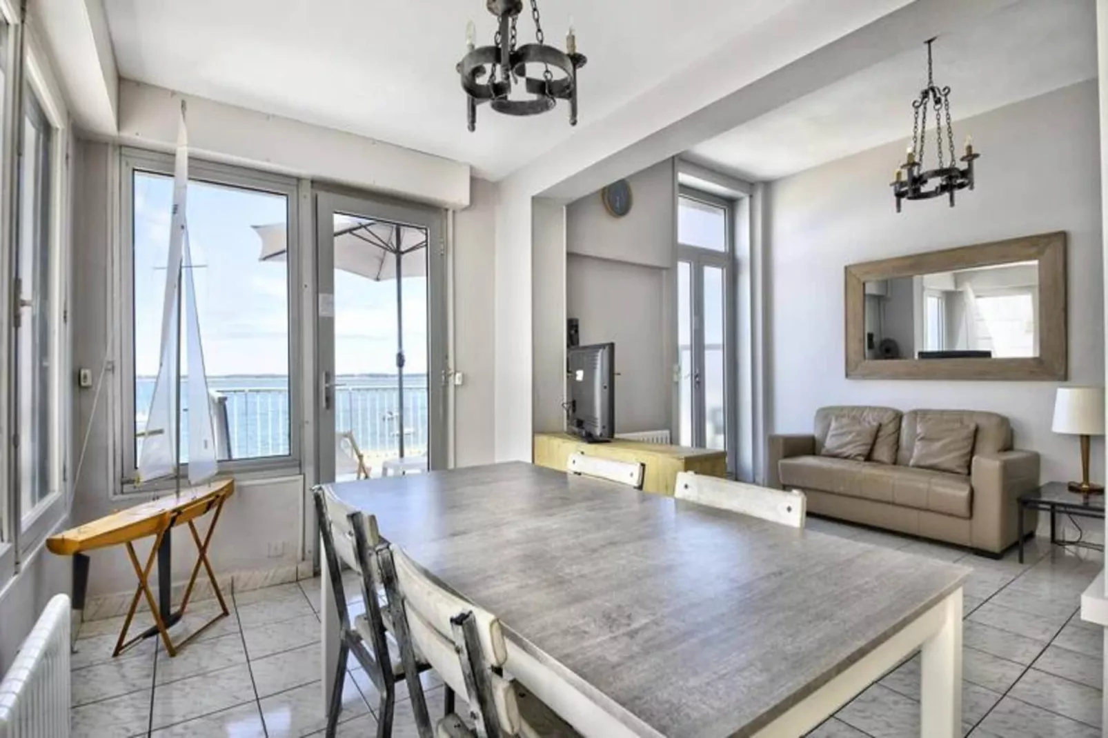 Résidence La Roseraie-Exterior in summer