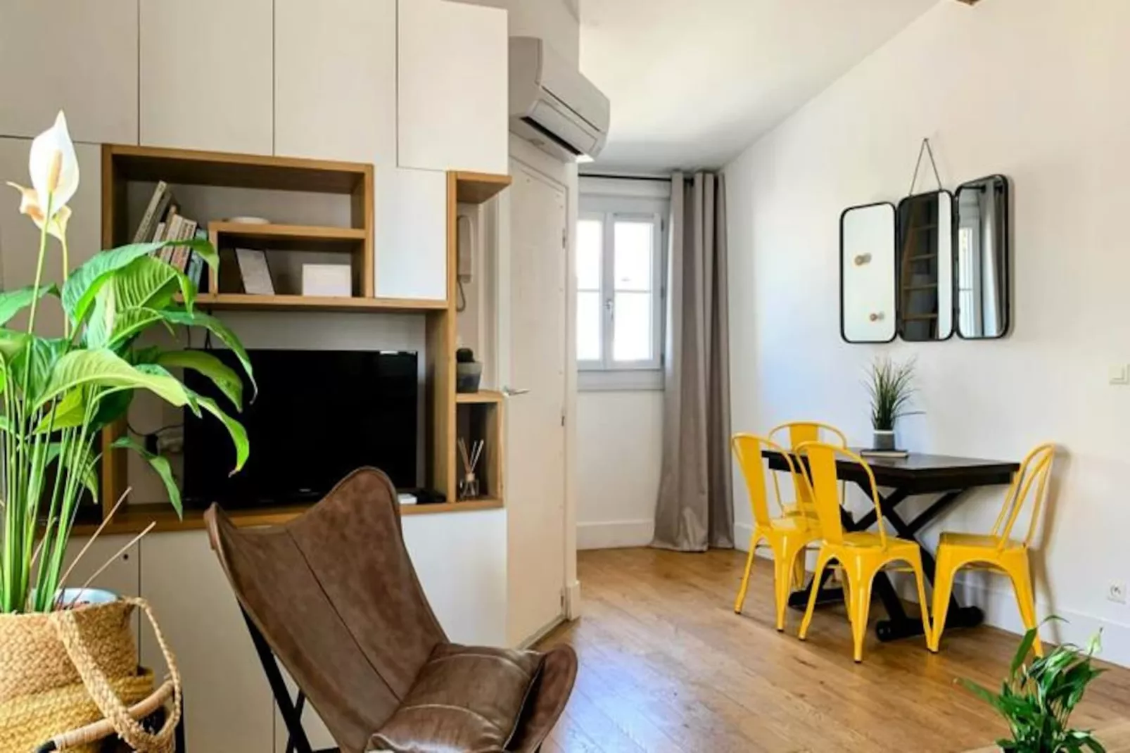 Les Toits De Sainte Ursule-Image-tags.