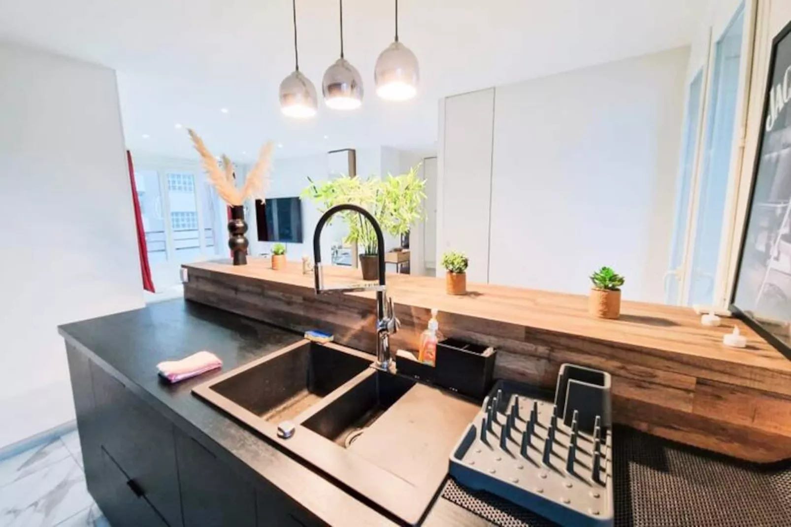 Le Monochrome De Majordome 🤍-Image-tags.