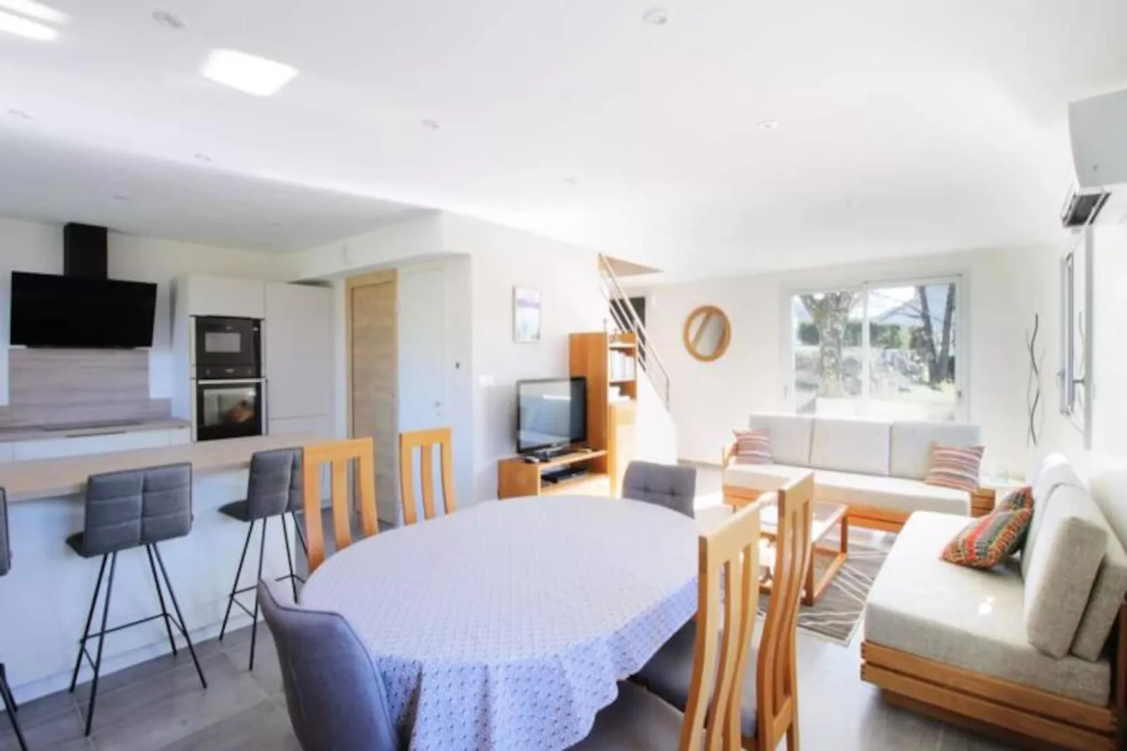 Jolie Maison Neuve Entre Villes Et Lacs-Image-tags.