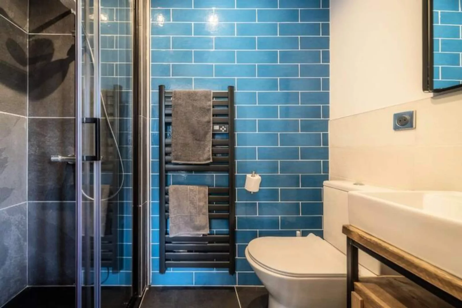 Chalet Roji-Image-tags.