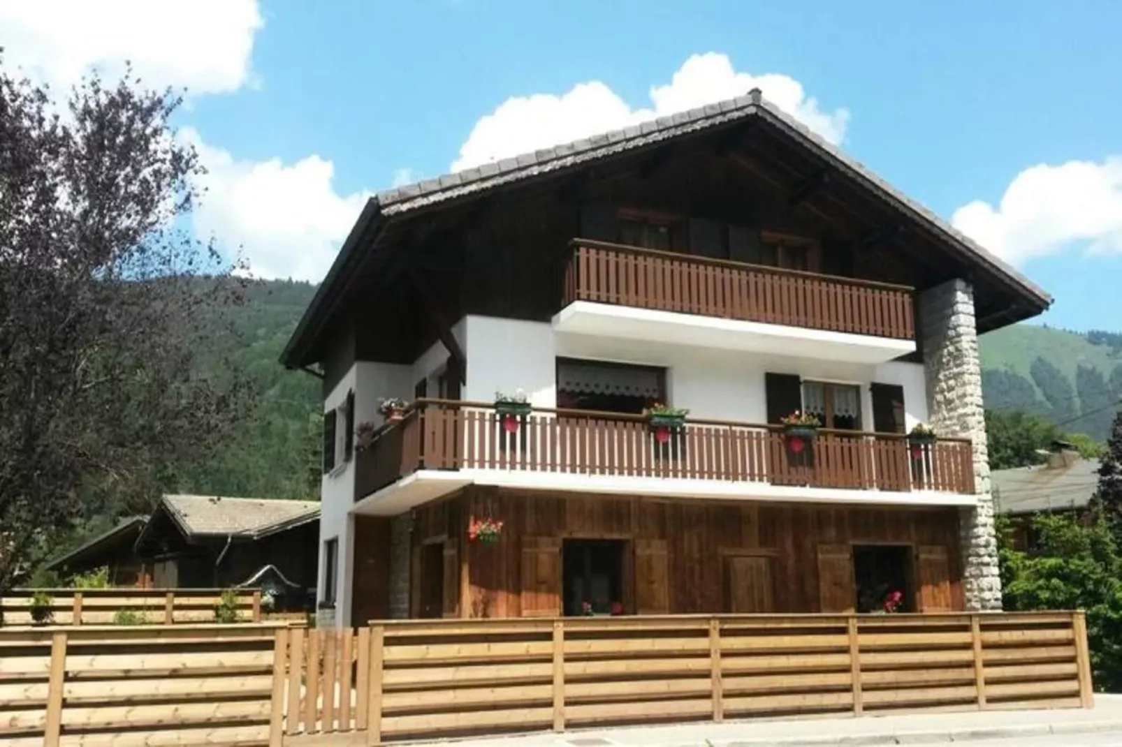 Résidence L'outo-Exterior in summer