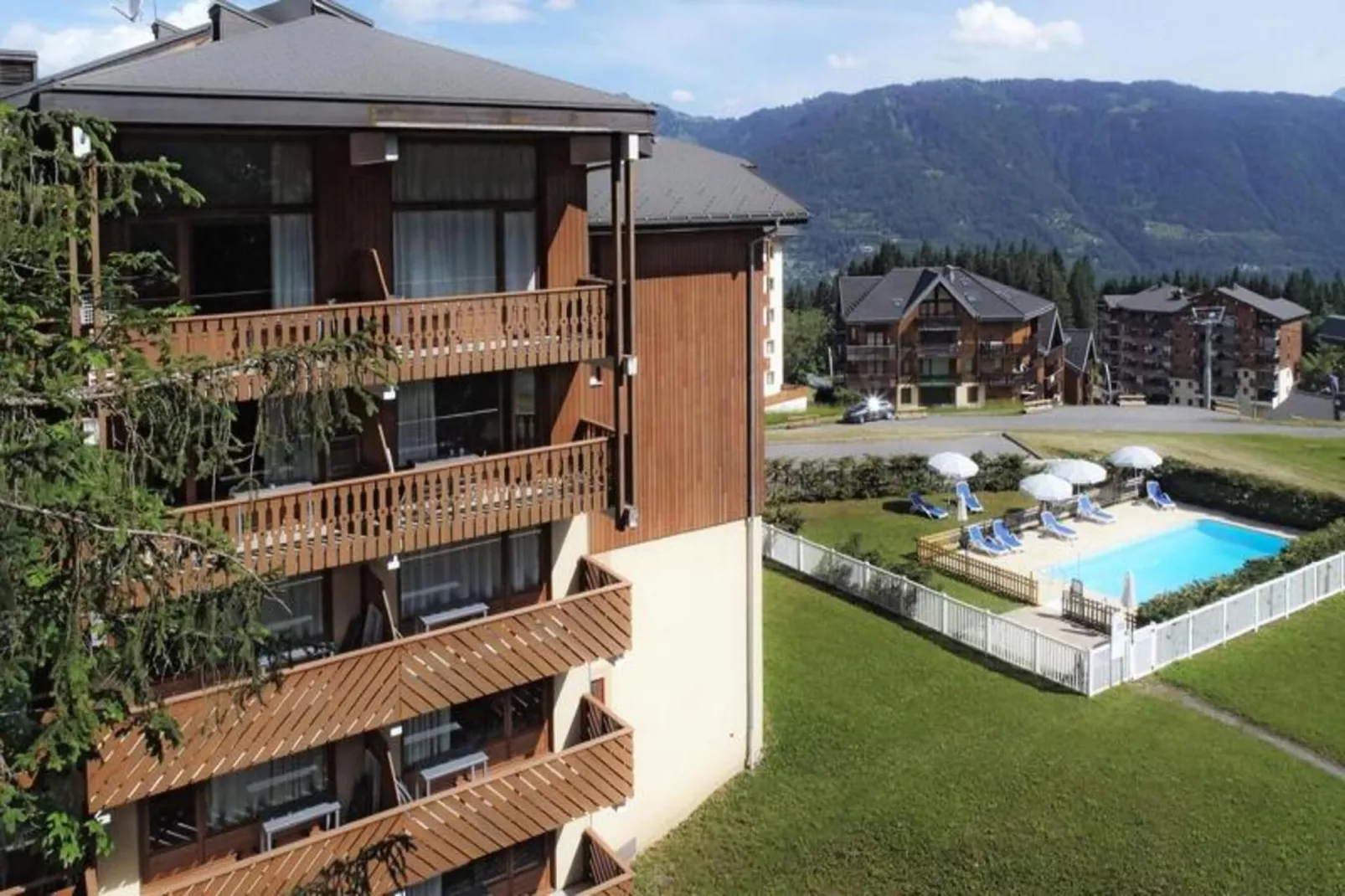 Résidence Odalys Le Buet**-Außenbereich Sommer