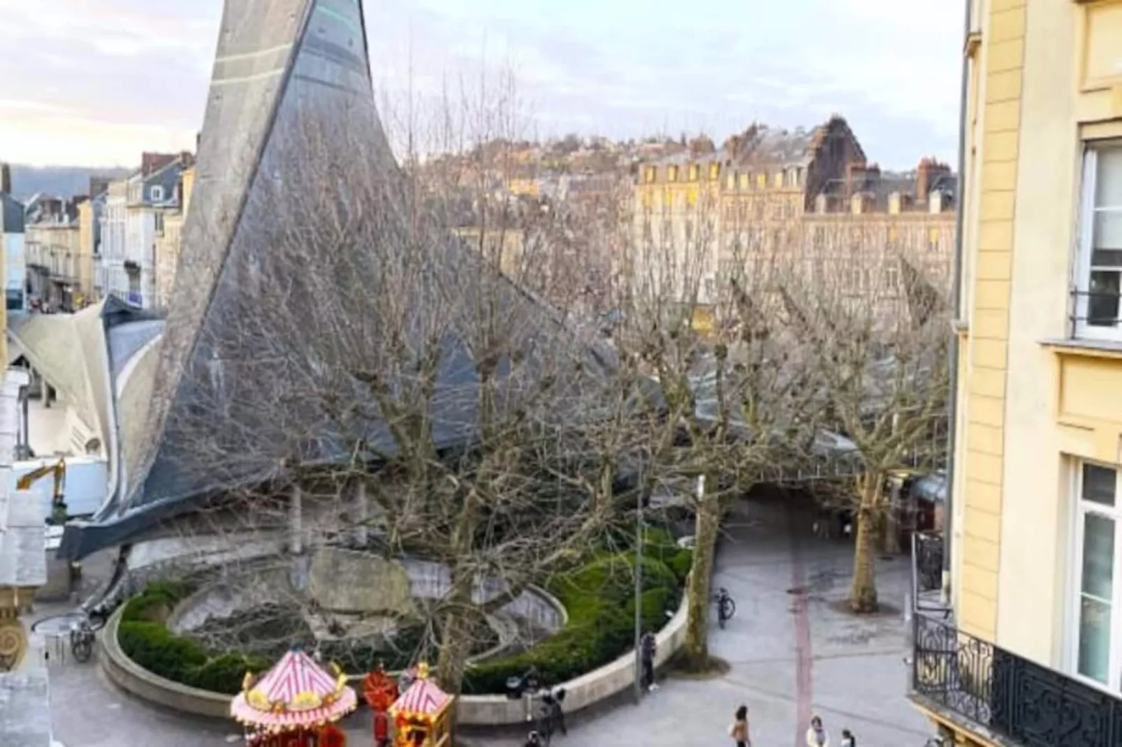 🌴 L'exotique - Vue Pl. Vieux March&eacute; - Standing-Image-tags.