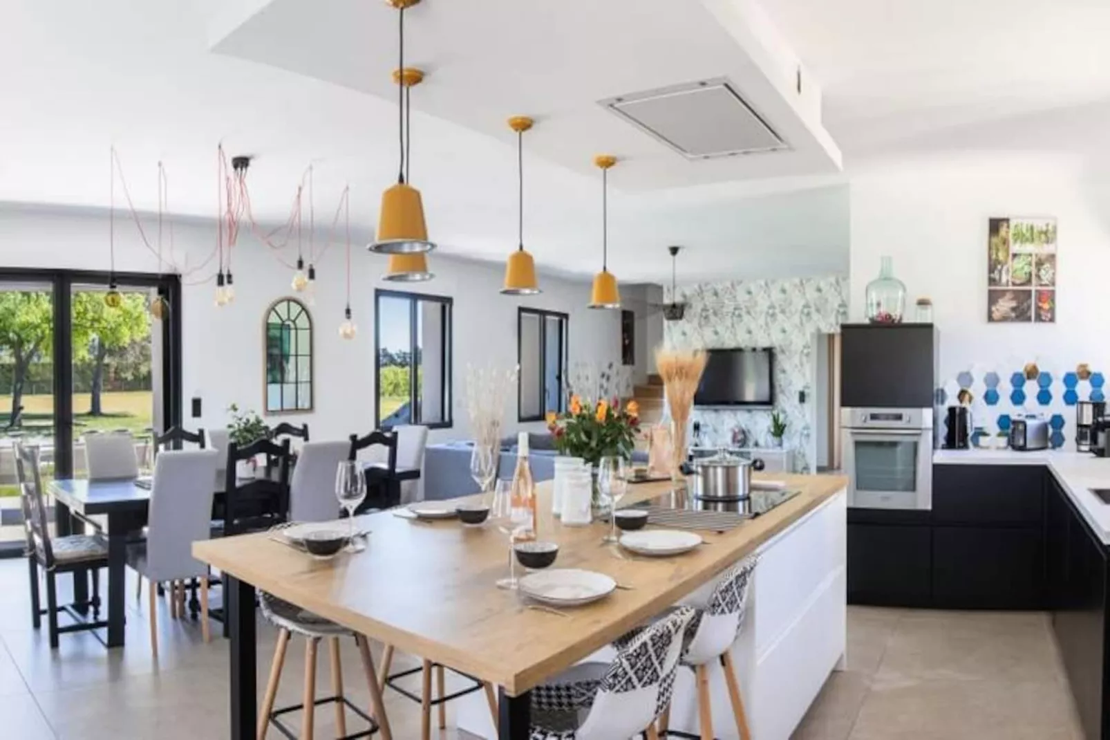 Maison Contemporaine - Grand Jardin Et Piscine Priv&eacute;e-Image-tags.