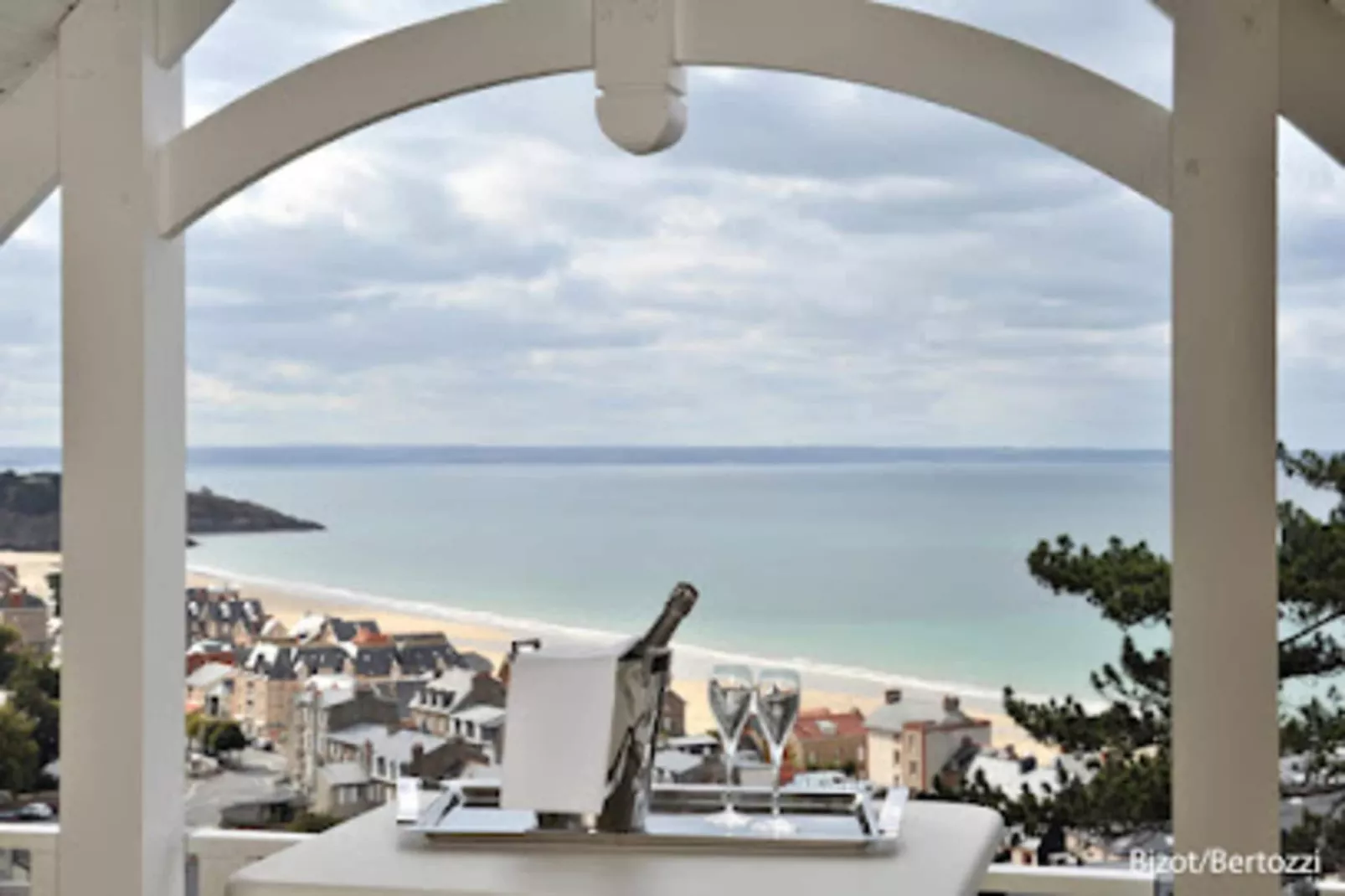 Résidence Casino-Außenbereich Sommer