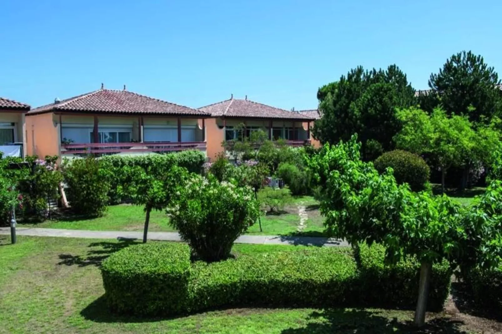 SOWELL Résidences Les Sablons***-Exterior in summer