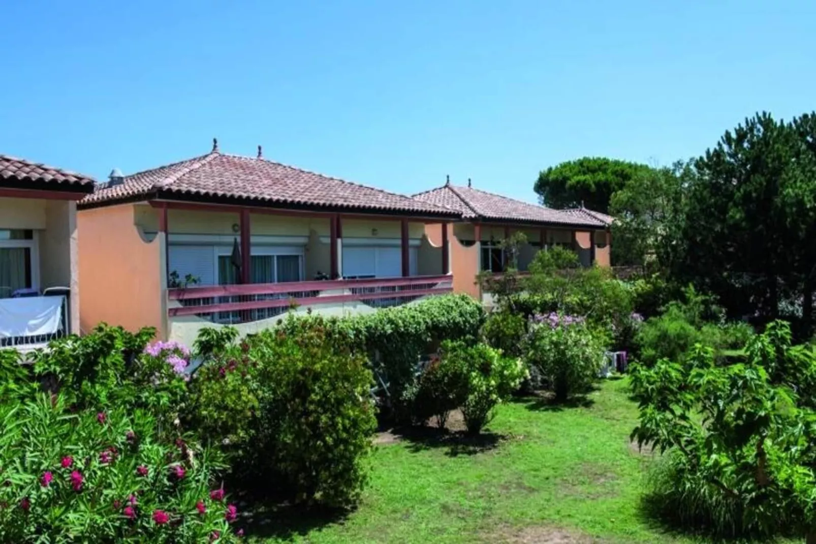 SOWELL Résidences Les Sablons***-Exterior in summer