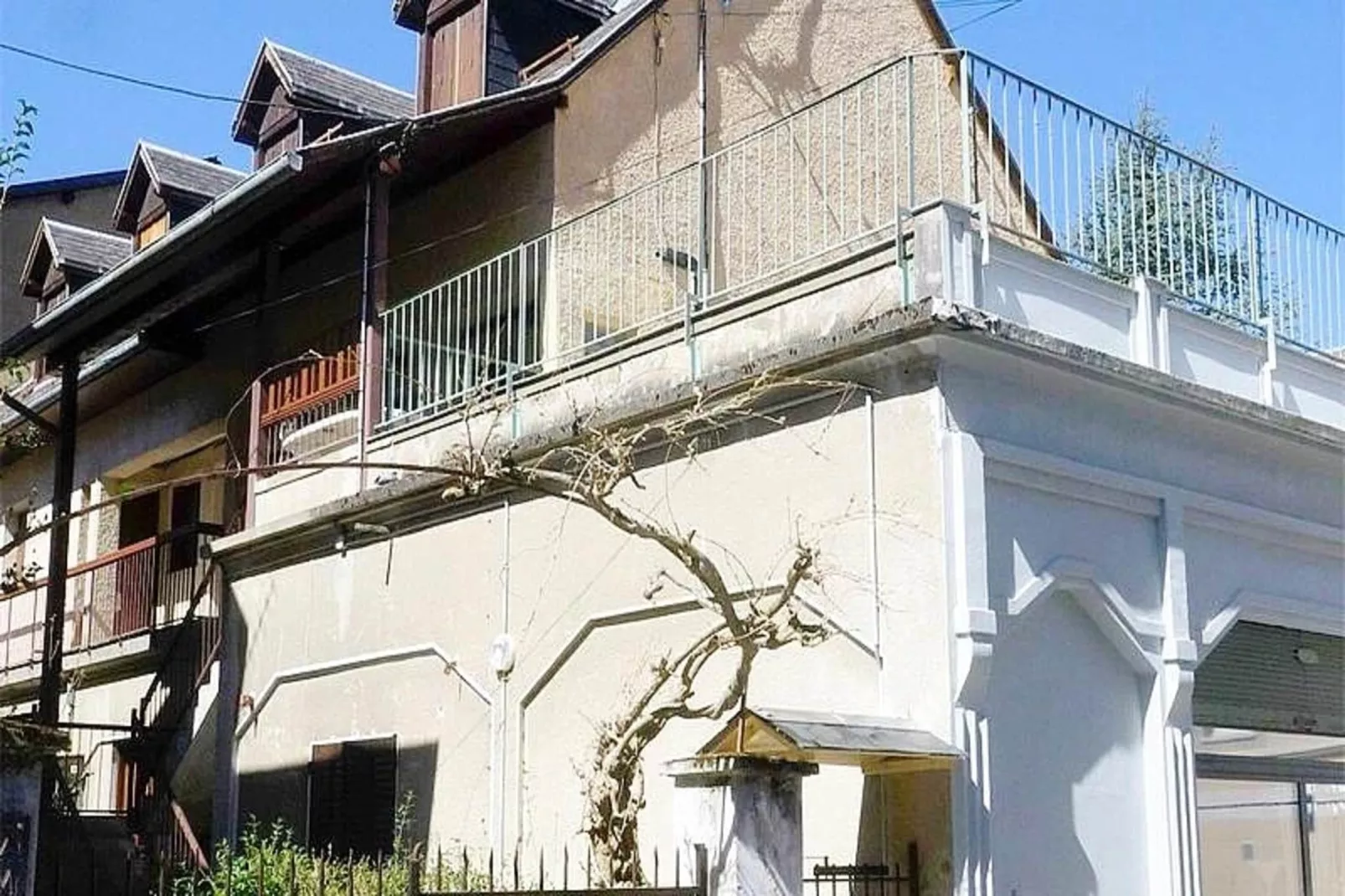 Résidence Le Logis-Exterior in summer