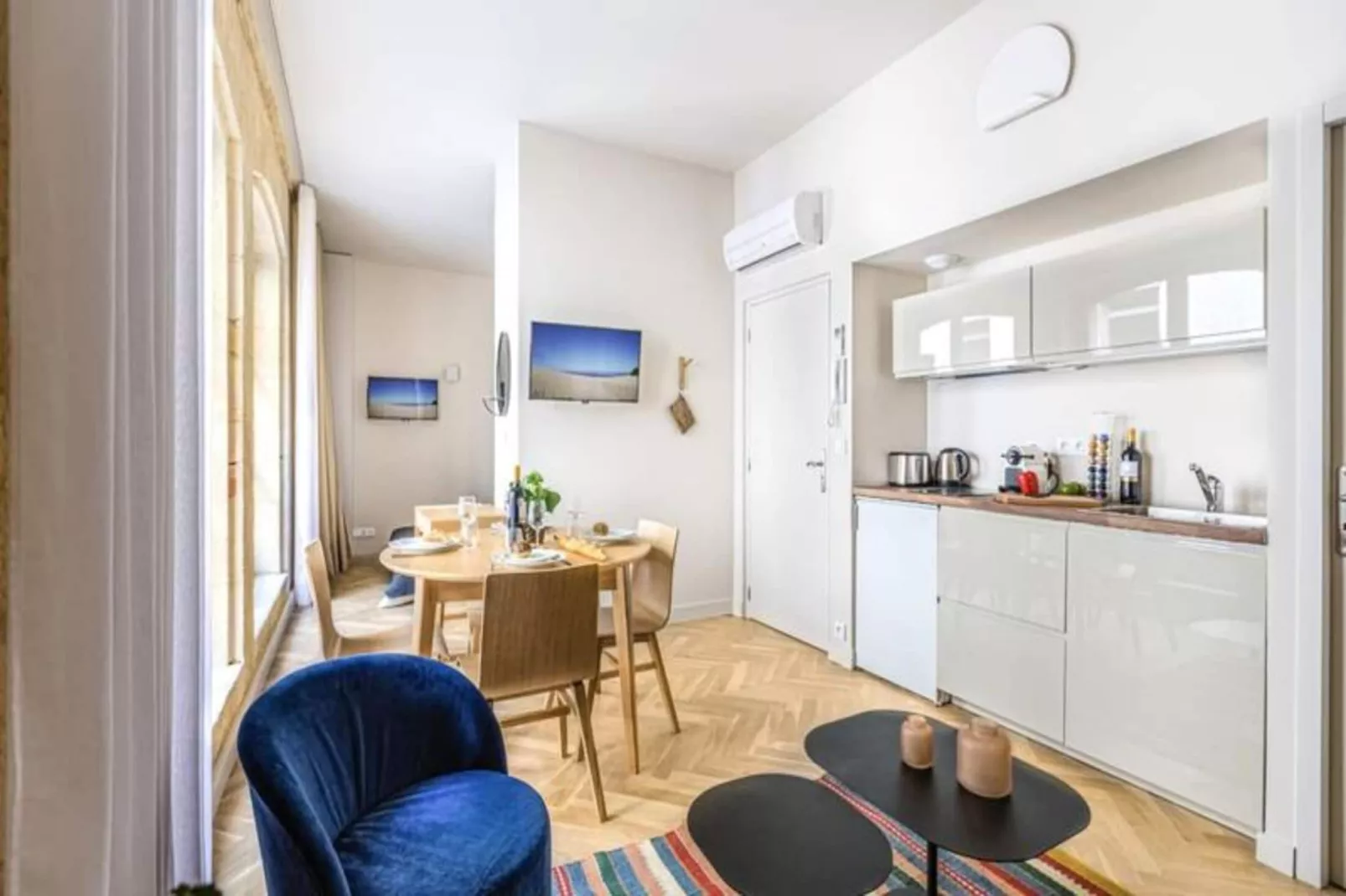 Superbe Appartement Typiquement Bordelais En Hypercentre Pour 4 Personnes-Dining room