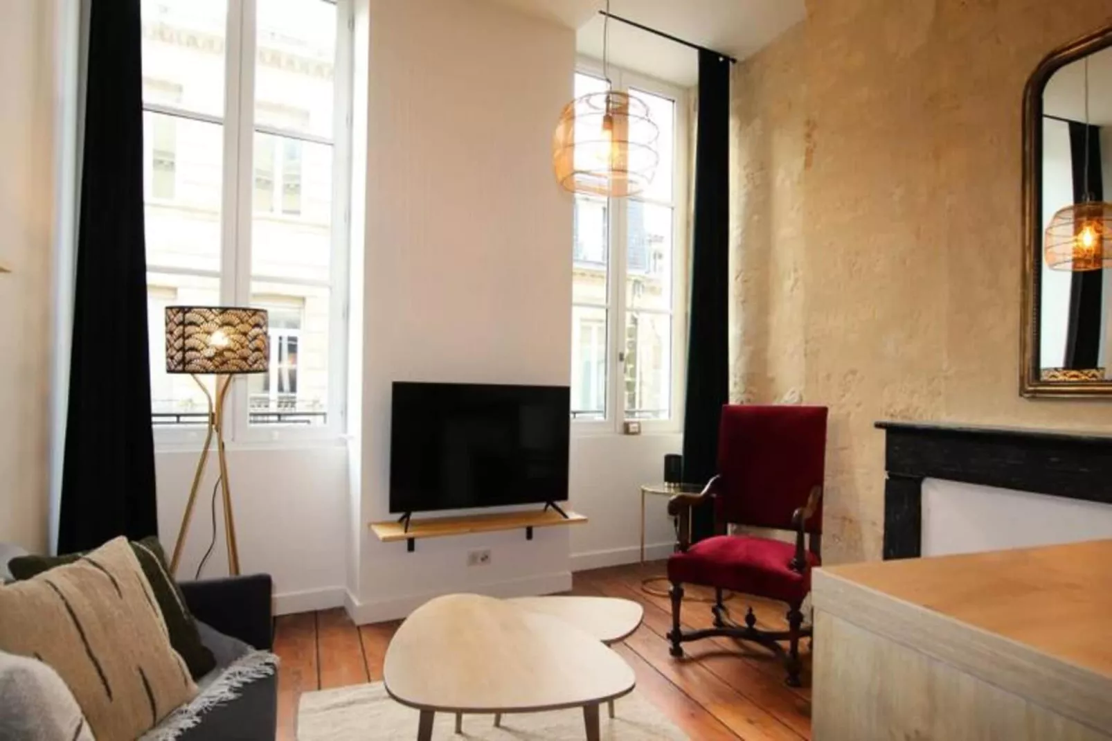 Charmant Et Rayonnant Appartement De 55 M&sup2; Situ&eacute; Dans Le Coeur De Bordeaux-Salon