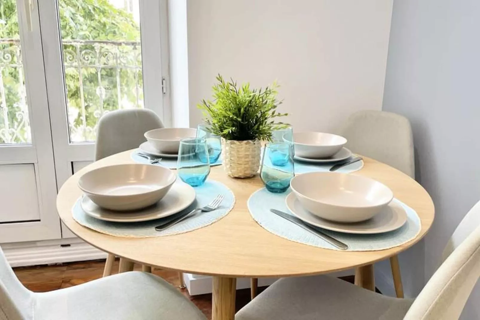 Le Cadet 👨&zwj;👩&zwj;👦&zwj;👦| Jean Jaur&egrave;s |tram A, B E E | T2 Tout &eacute;quip&eacute;-Salle à manger