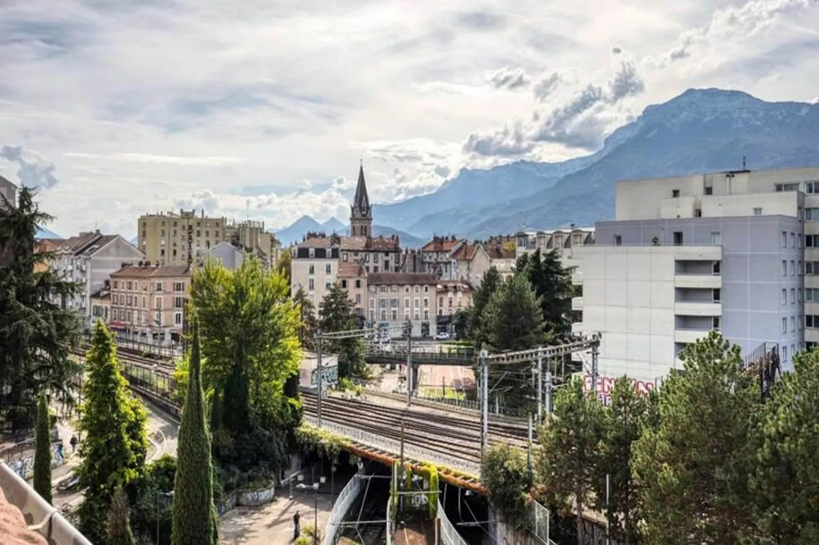 | Beau T2 Enti&egrave;rement R&eacute;nov&eacute; Dans L'hyper Centre, Face Gare 🚅-Zones été à 5 km