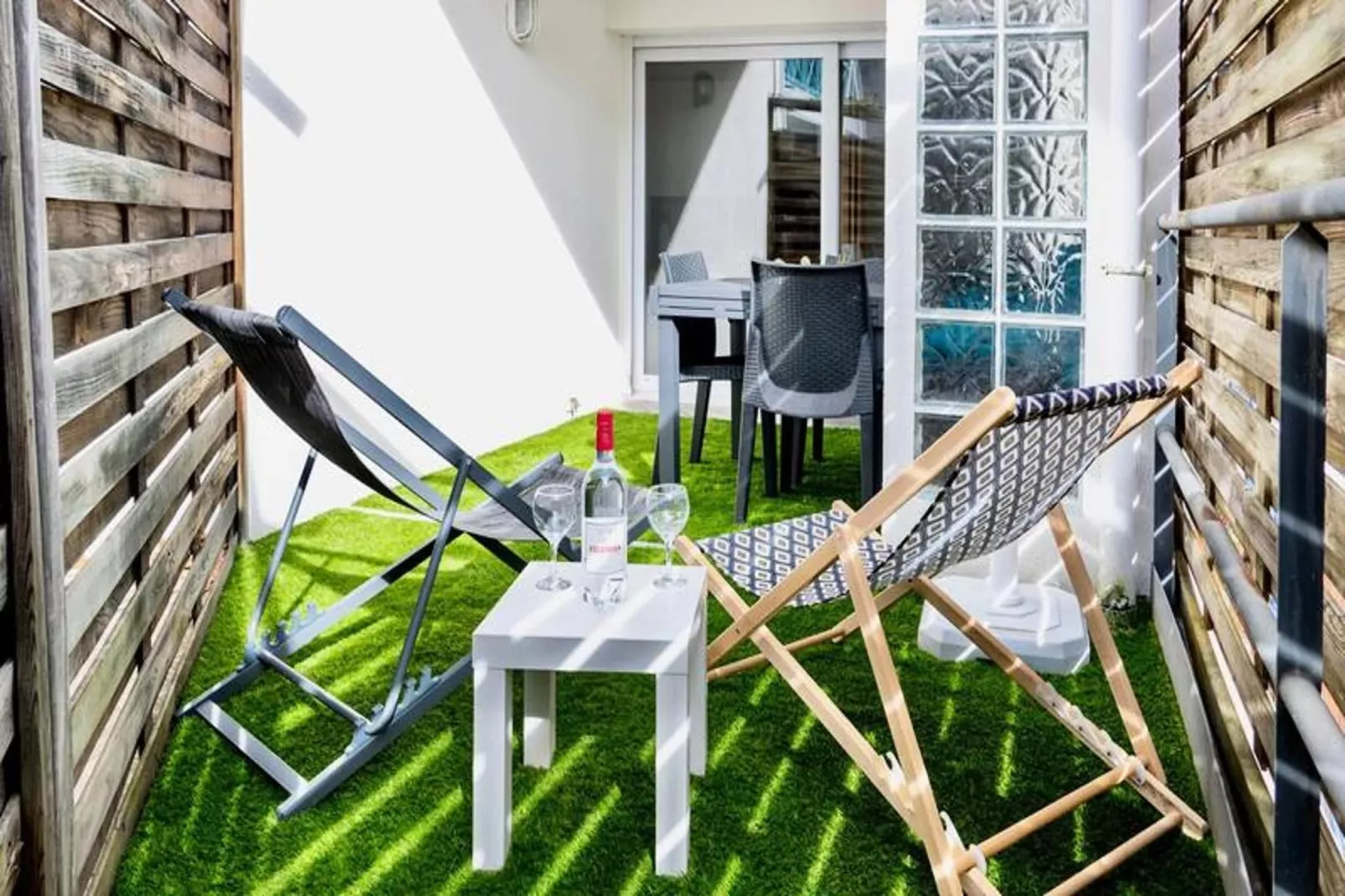 Résidence Du Centre-Gardens in summer