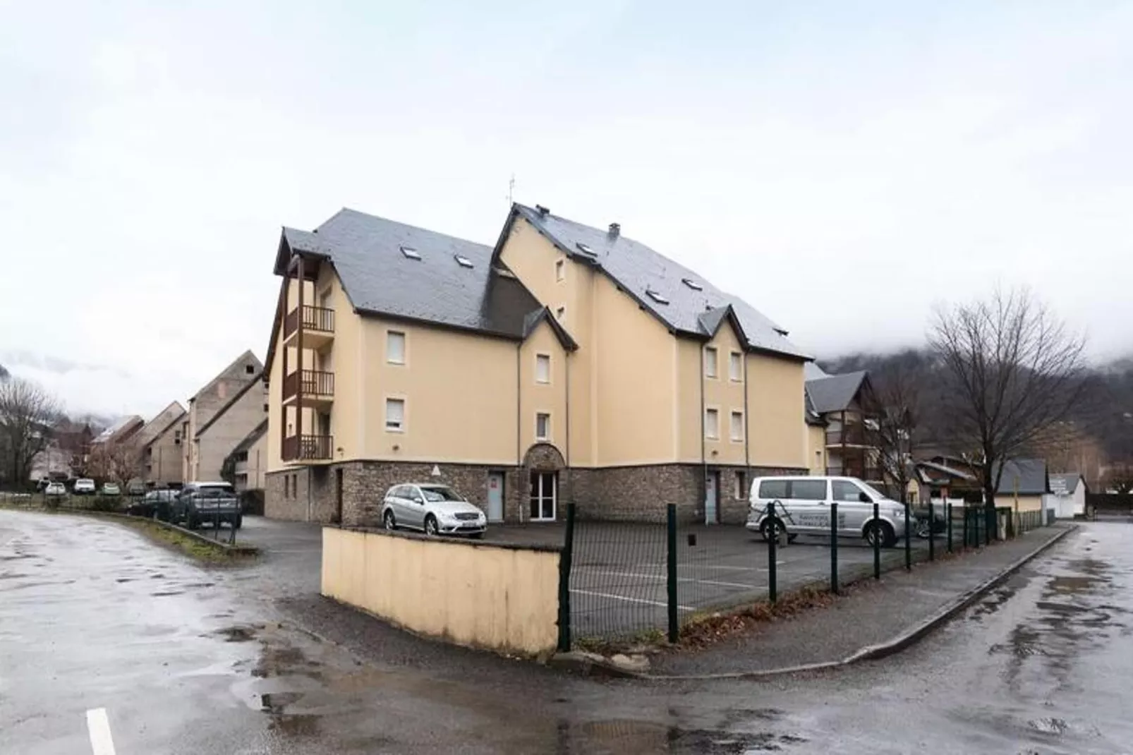 Résidence Montsegu-Exterior in summer