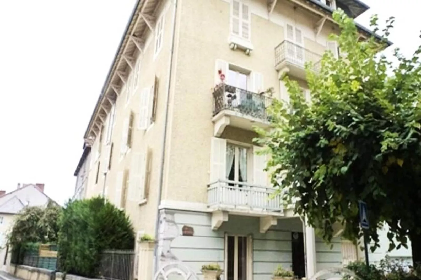 Résidence Le Juturna-Exterior in summer