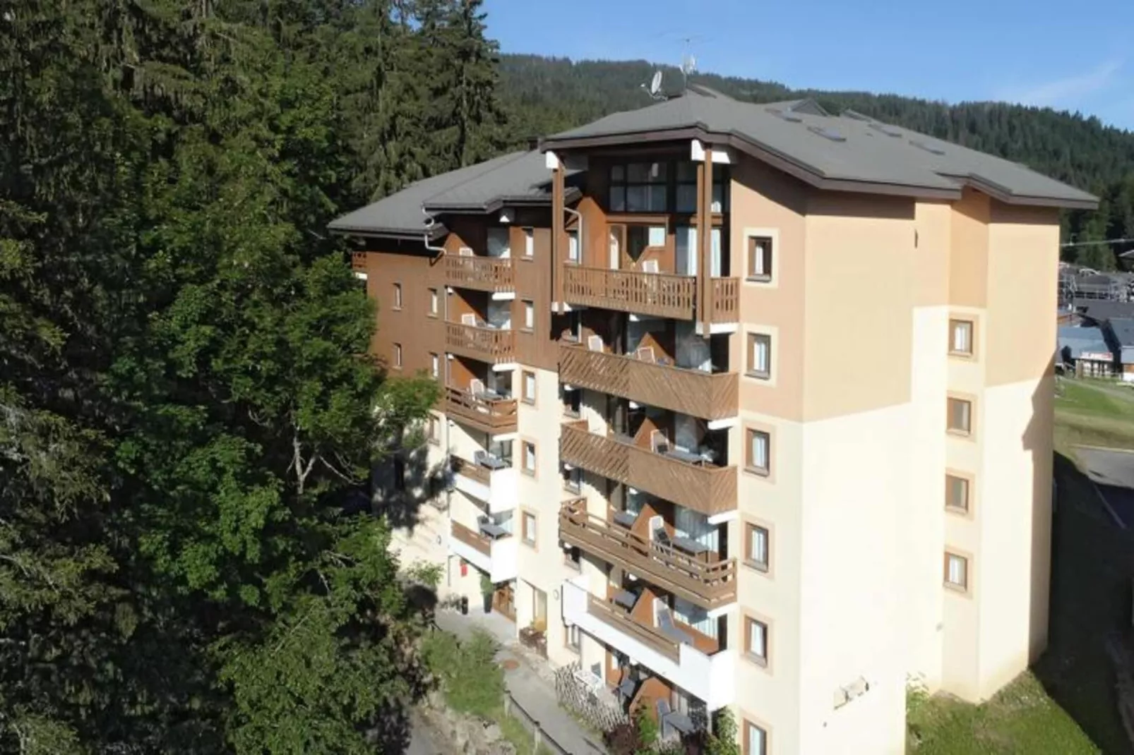 Résidence Odalys Le Buet**-Exterior in summer