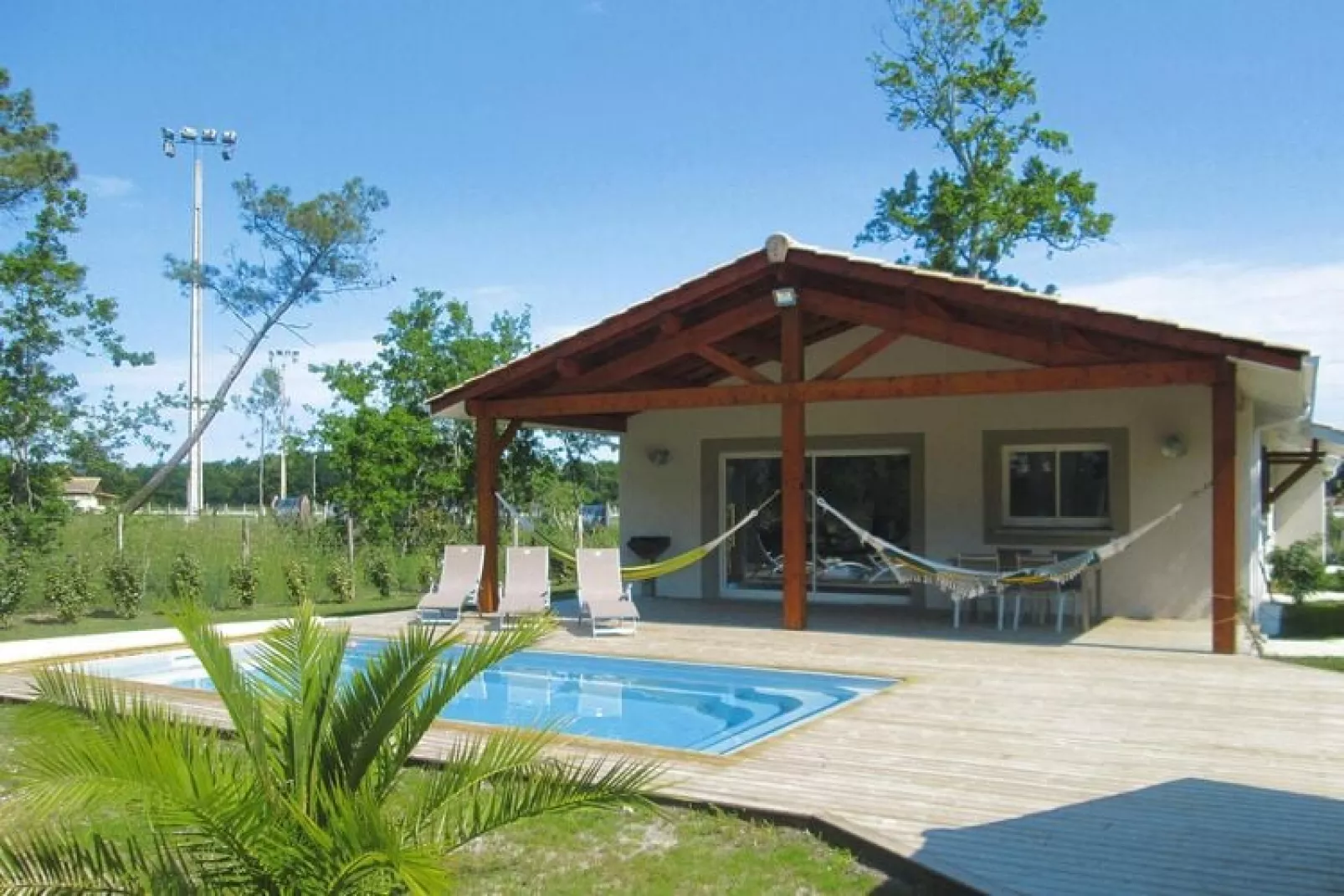 Holiday home with pool Grayan-et-l'Hôpital-Extérieur été