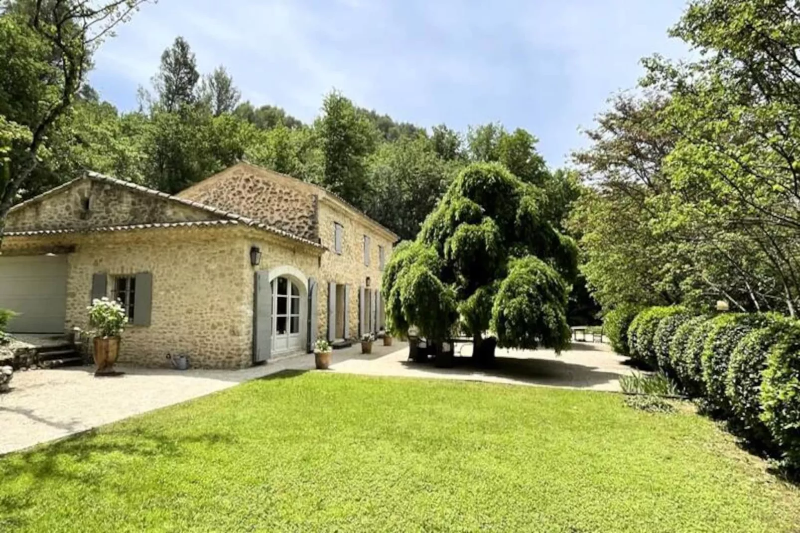 "le Mas Des Oliviers: Esprit Proven&ccedil;al Authentique"-Image-tags.