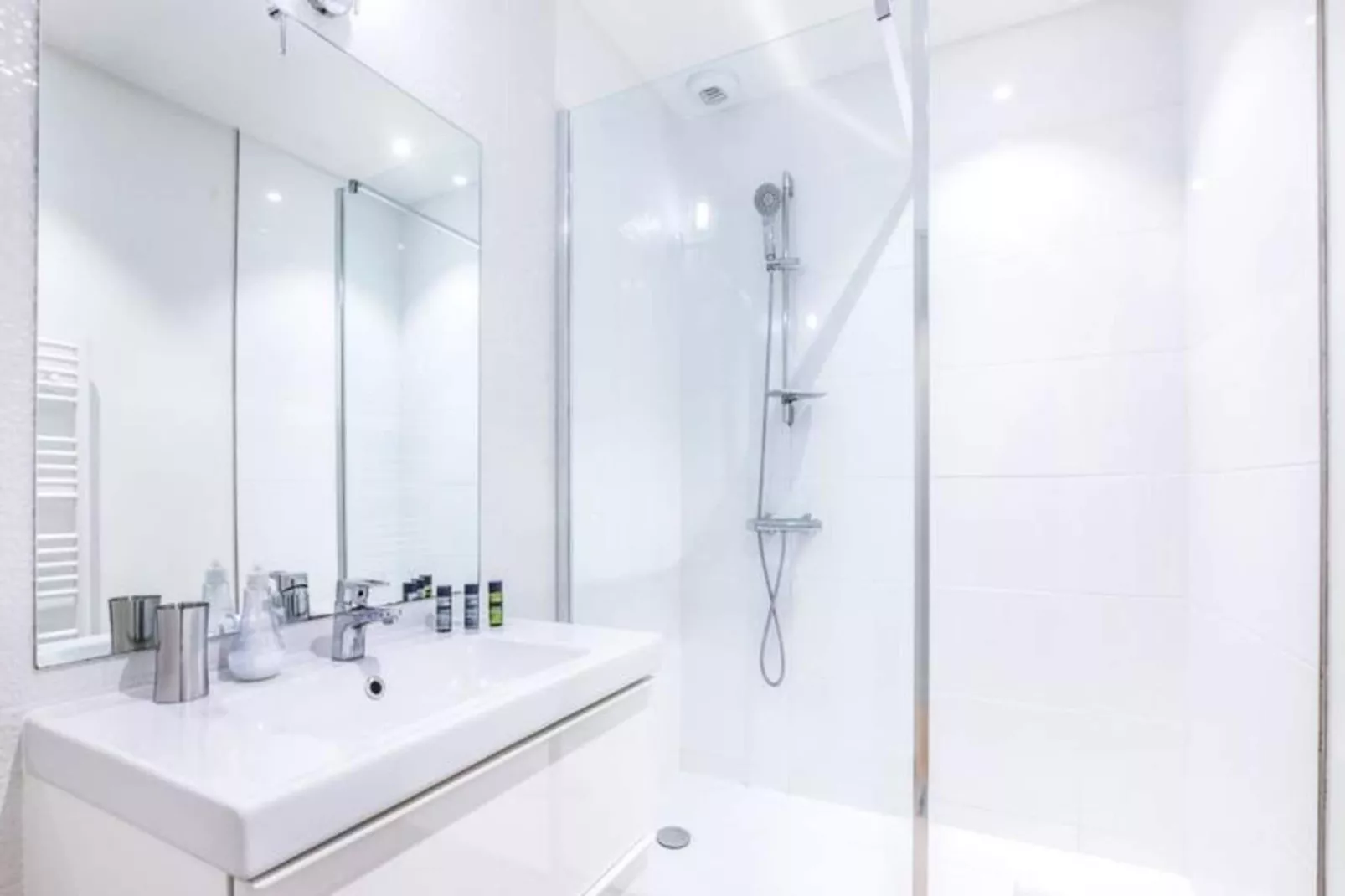 Magnifique Et Lumineux T3 De Charme Aux Quinconces Id&eacute;al Pour 4 Personnes-Exterior in summer