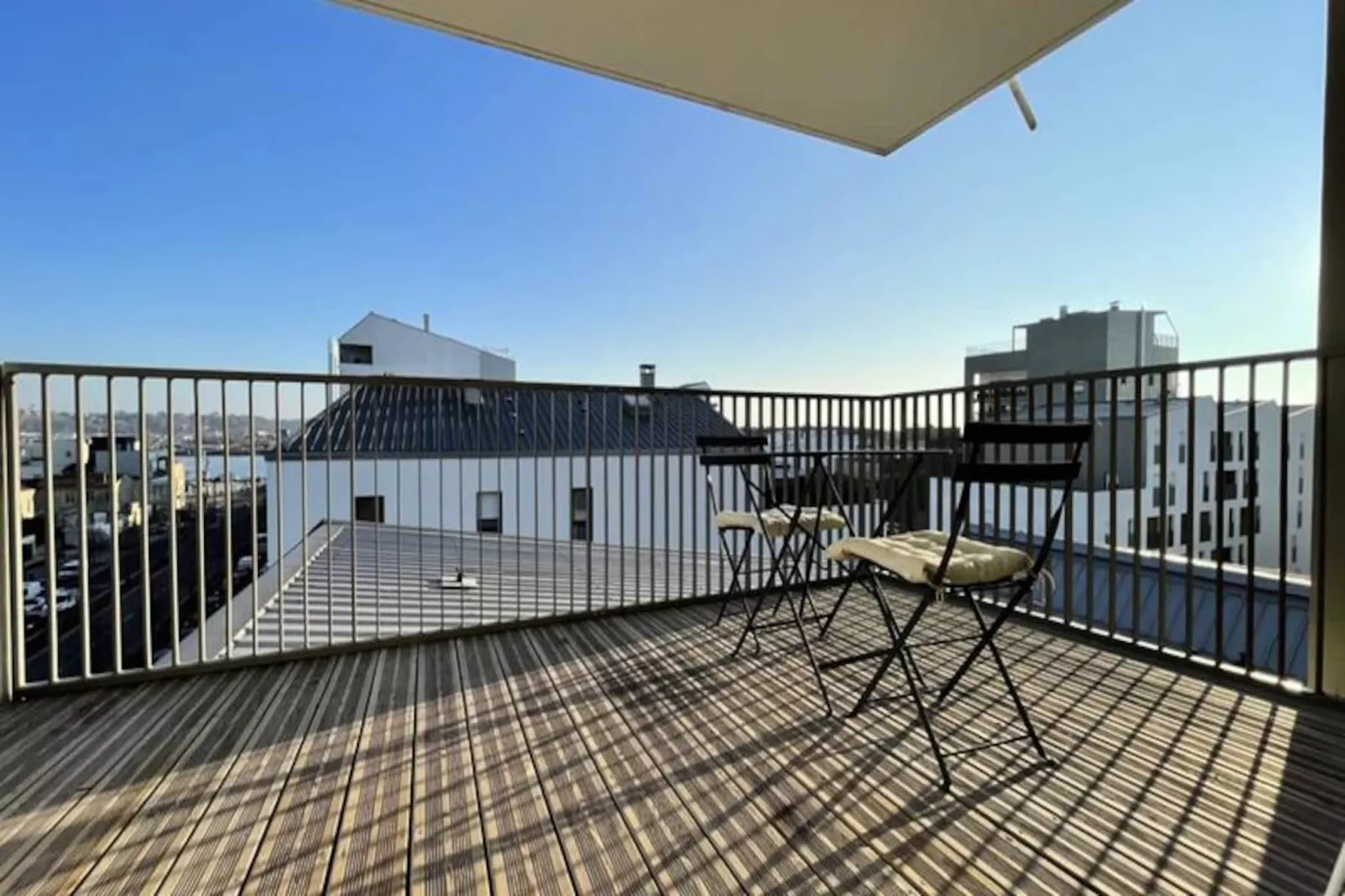 Studio Harmonieusement Am&eacute;nag&eacute; Avec Parking Et Terrasse Vers La Cit&eacute; Du Vin-Image-tags.