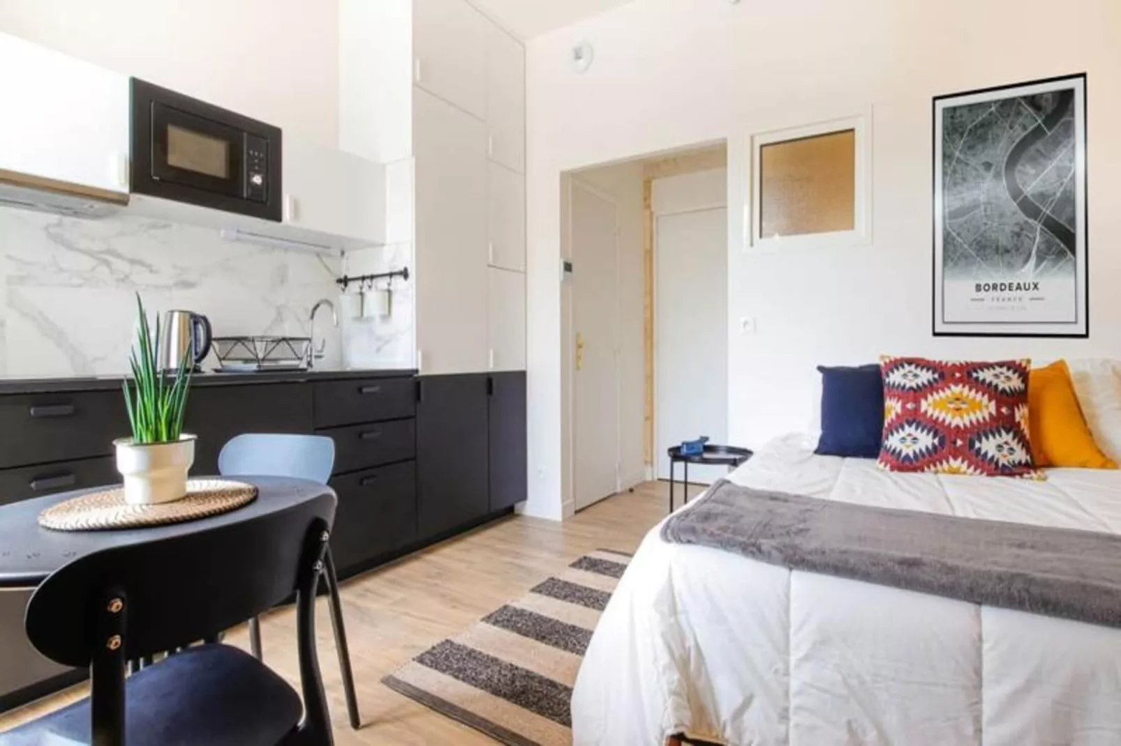 Charmant Appartement Pour 2 Personnes Joliment D&eacute;cor&eacute; Vers La Gare St-jean-Schlafzimmer