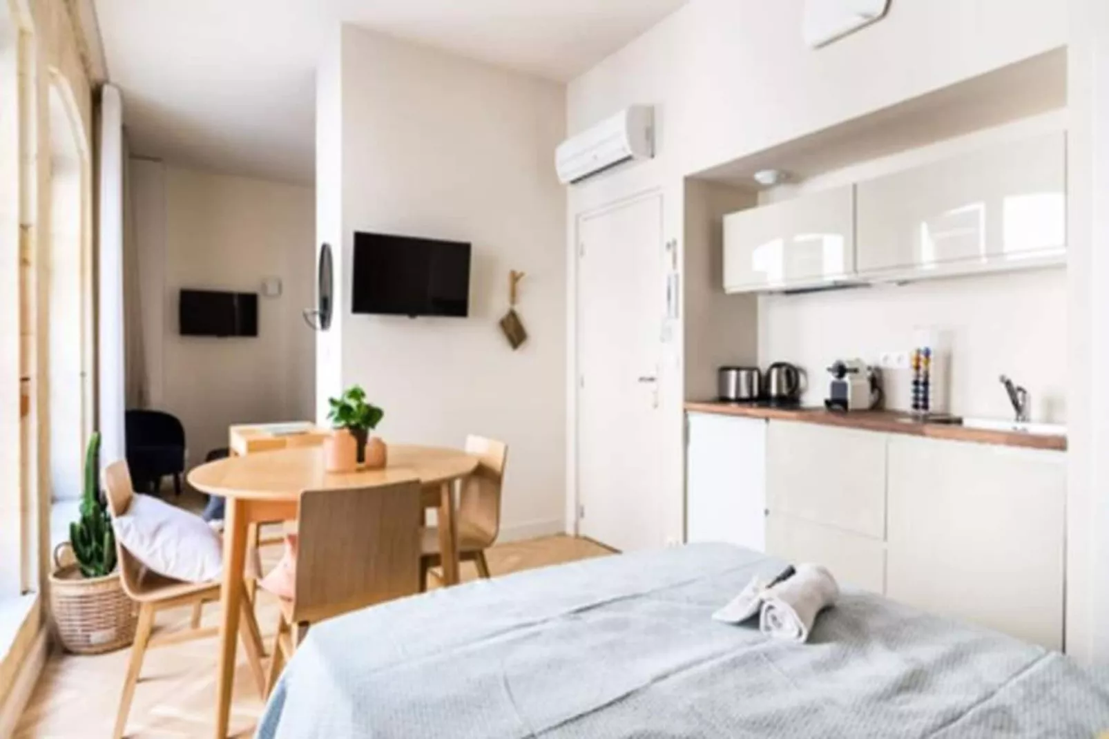 Superbe Appartement Typiquement Bordelais En Hypercentre Pour 4 Personnes-Dining room