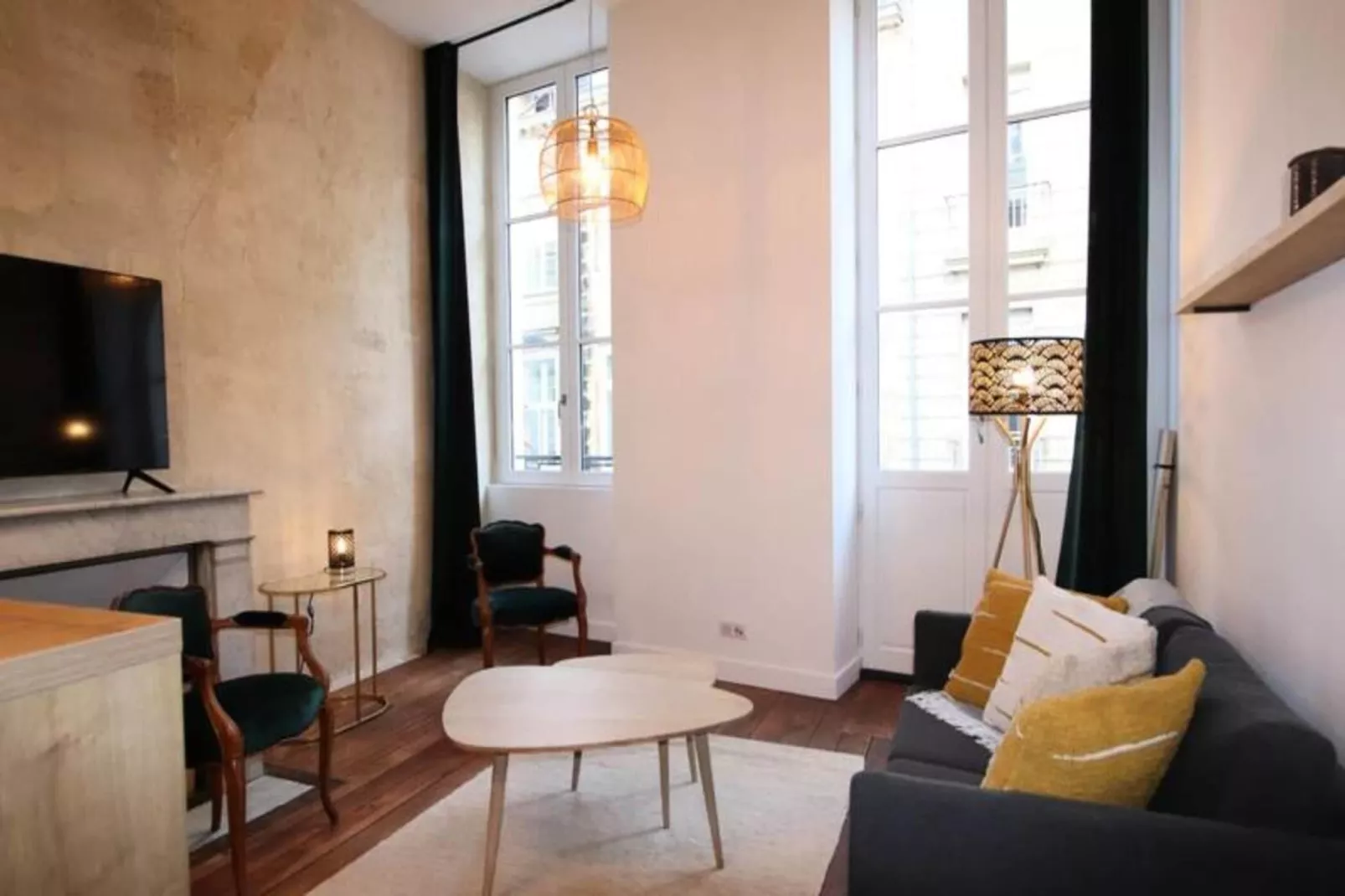 Charmant Et Rayonnant Appartement De 55 M&sup2; Situ&eacute; Dans Le Coeur De Bordeaux-Salon